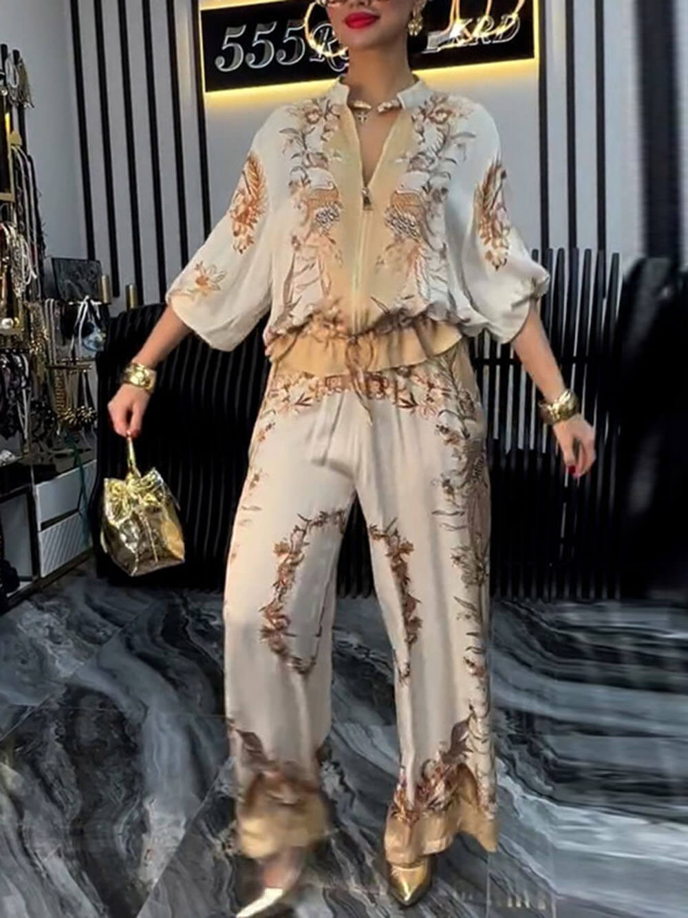 Klassische und stilvolle Hose mit elastischen Taschen und einzigartigem Blumendruck