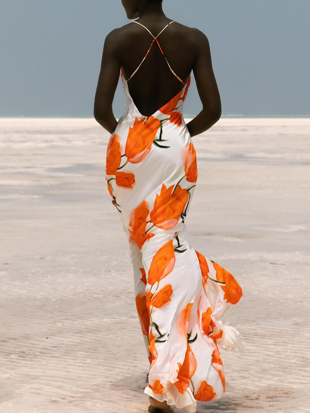 Robe longue en satin à imprimé floral et dos nu