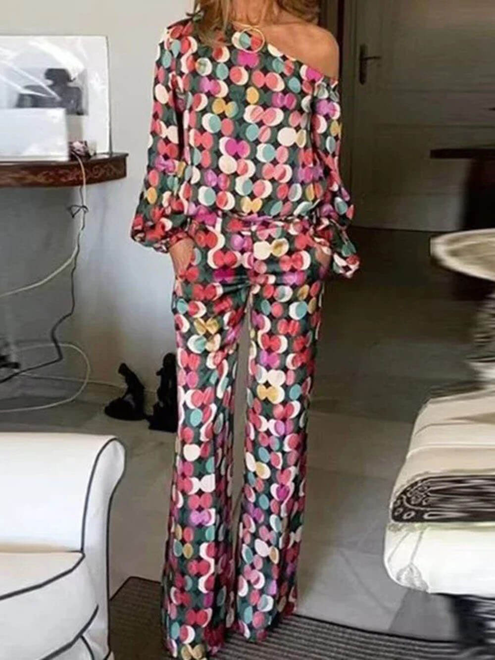 Ensemble élégant et unique, haut à épaules dénudées et imprimé à gros pois, poches élastiques, pantalon droit