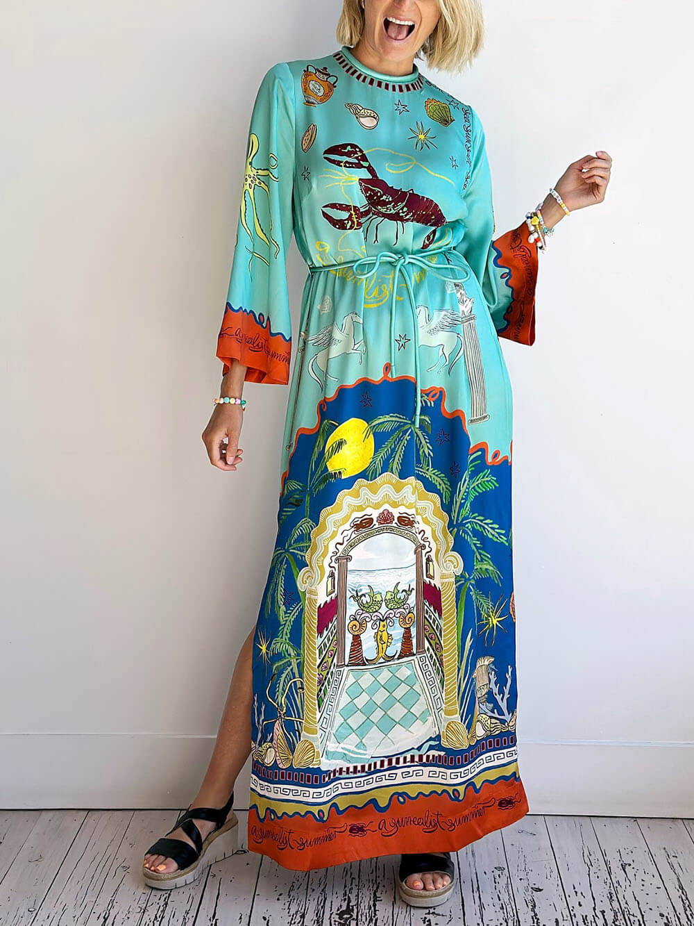 Robe longue fendue à manches longues et taille nouée en satin à imprimé unique