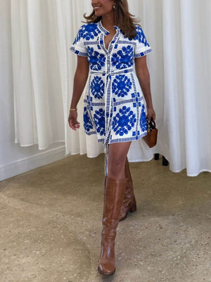 Modisches Minikleid mit Bindeband und Print im mediterranen Stil