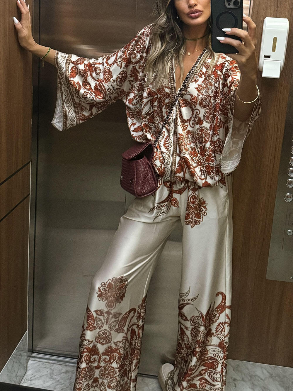 Pantalon large à poches élastiques et imprimé unique en satin au toucher moderne et exquis