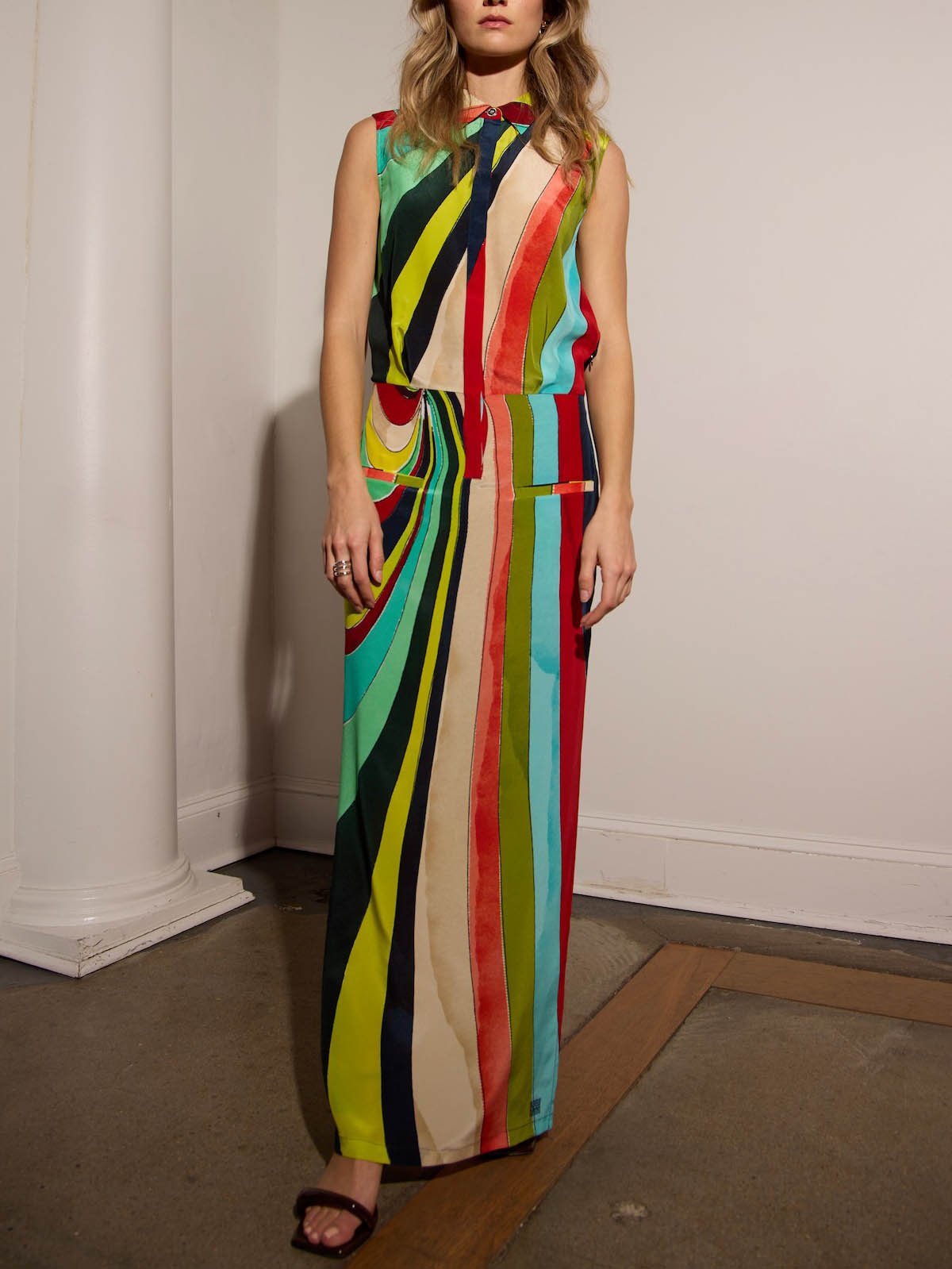 Robe longue sans manches à rayures irrégulières peintes uniques