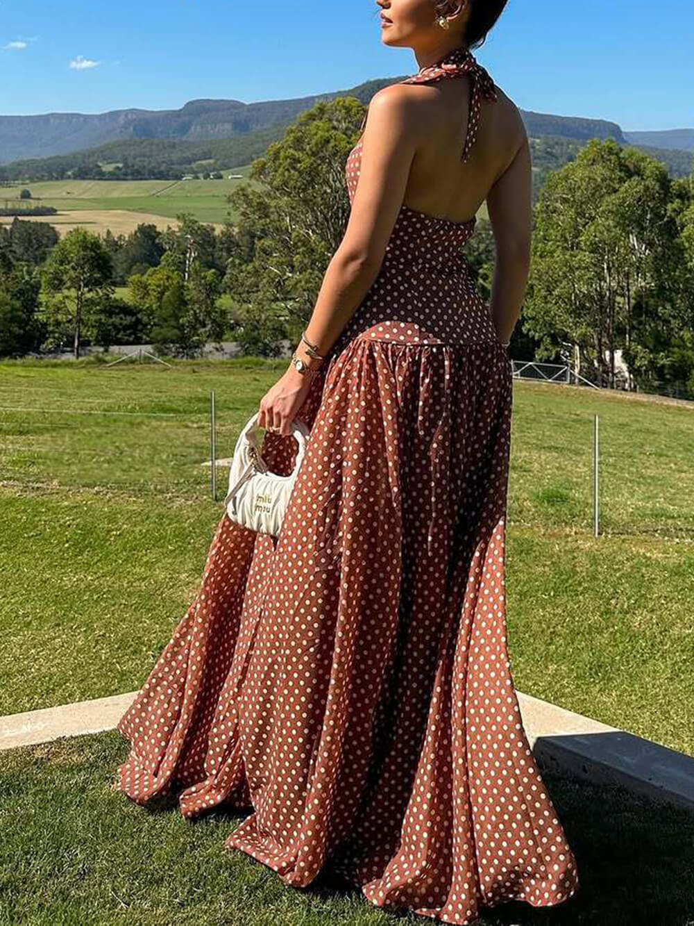 Robe longue chic à pois, col en V, dos nu et lien à nouer