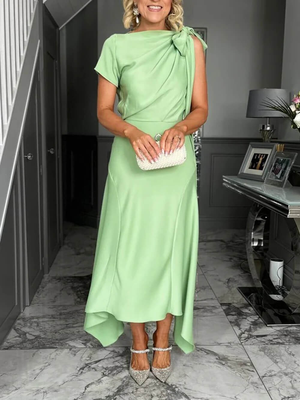 Elegantes, asymmetrisches Abendkleid mit Schnürung und Wasserfallausschnitt