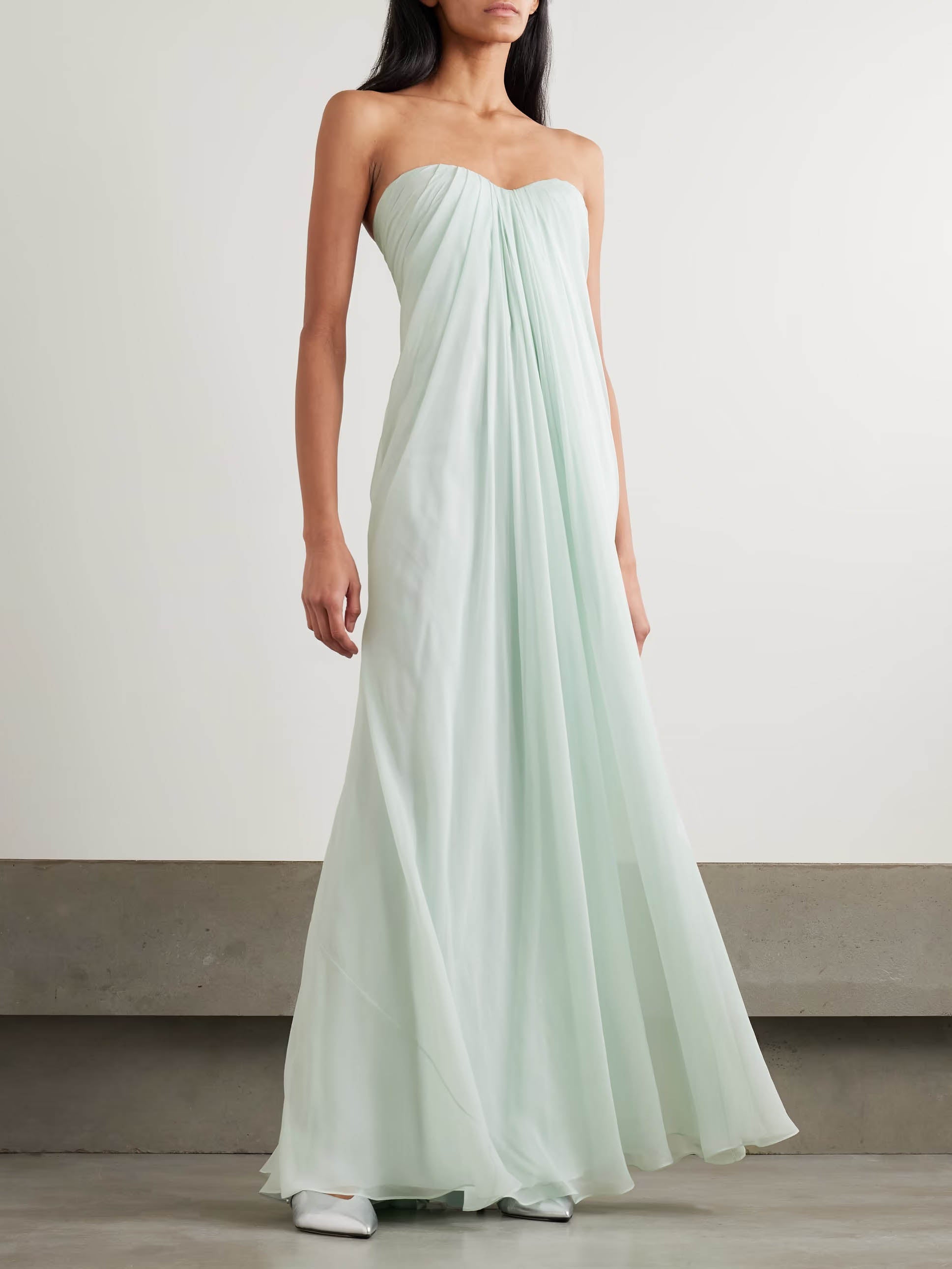 Elegantes trägerloses, fließendes Chiffon-Maxikleid