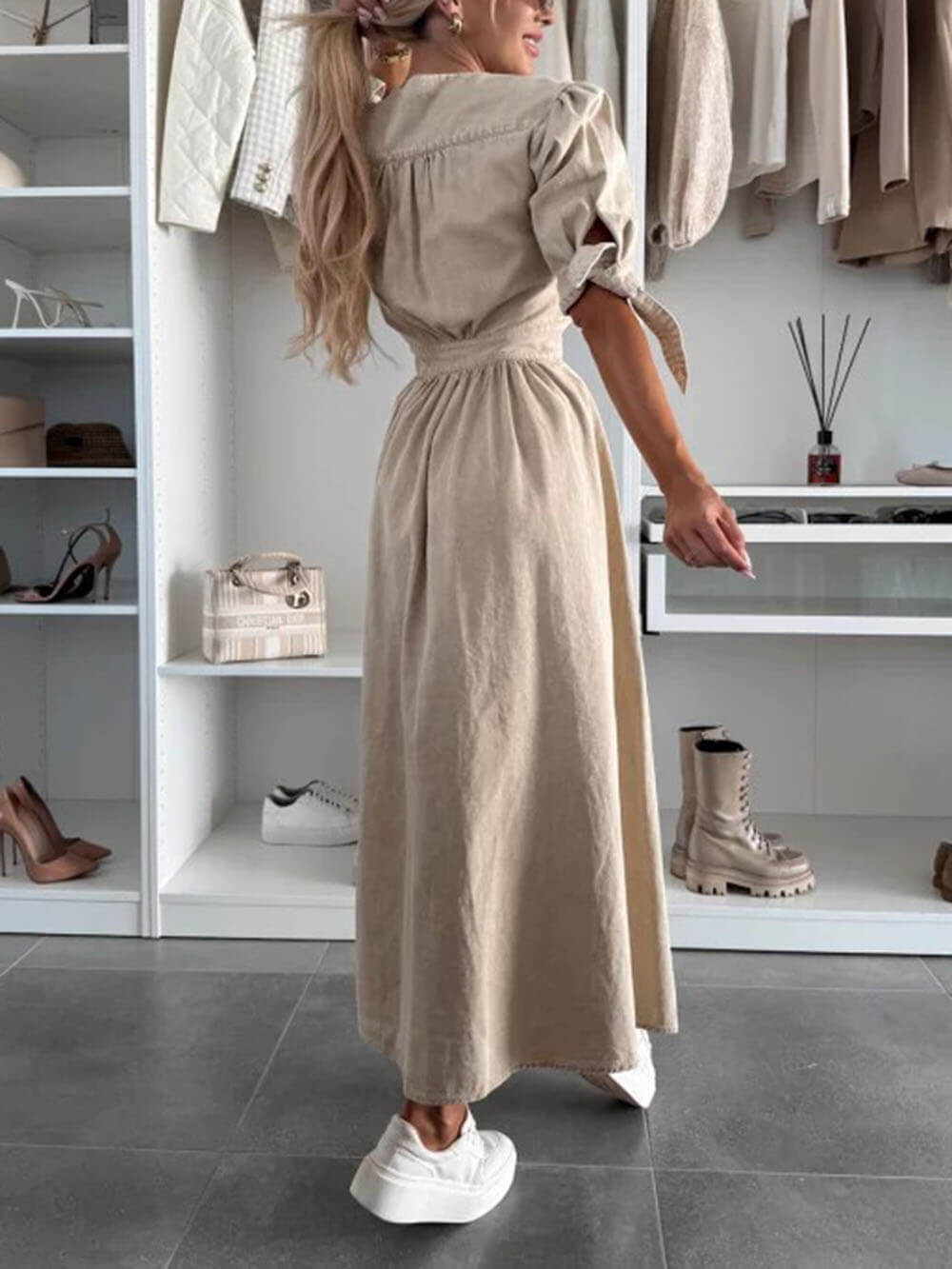 Unique Pleats – einfarbiges Midi-Jeanskleid mit V-Ausschnitt und Button-Down-Kragen