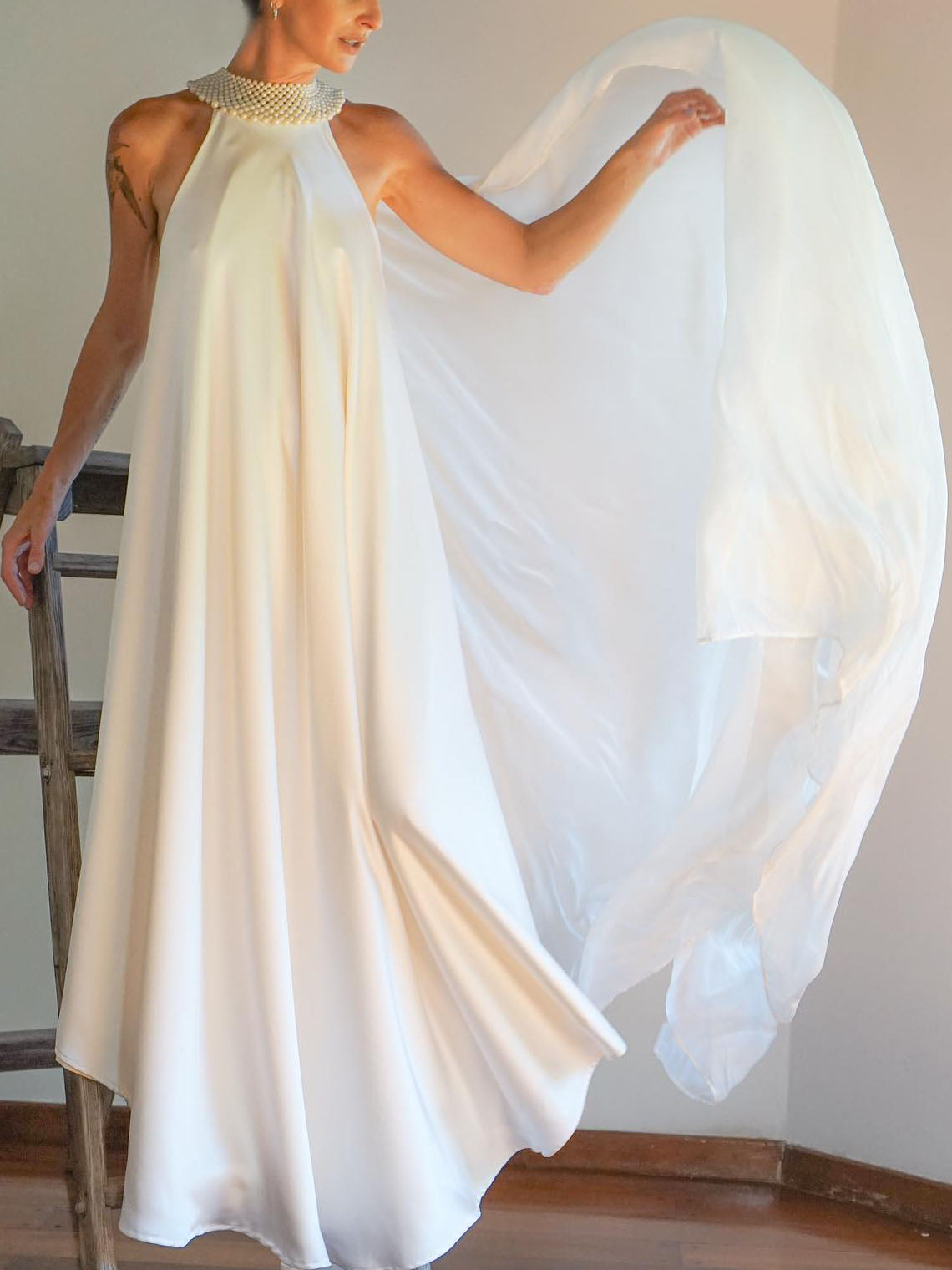 Elegantes, fließendes Maxikleid aus Satin mit Neckholder und Perlenverzierung