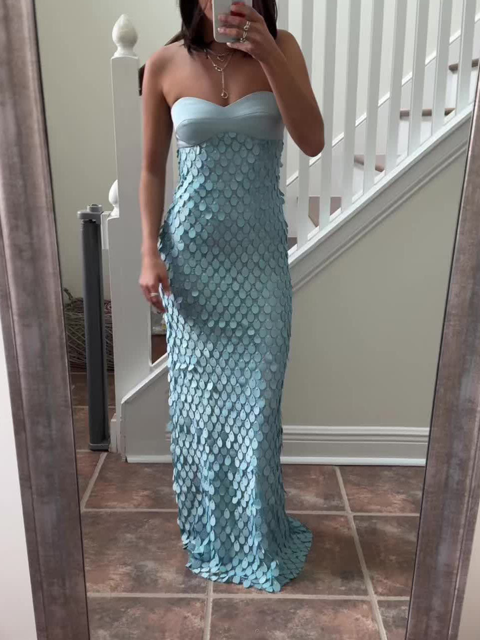 Elegantes trägerloses Maxikleid aus Spitze mit Pailletten