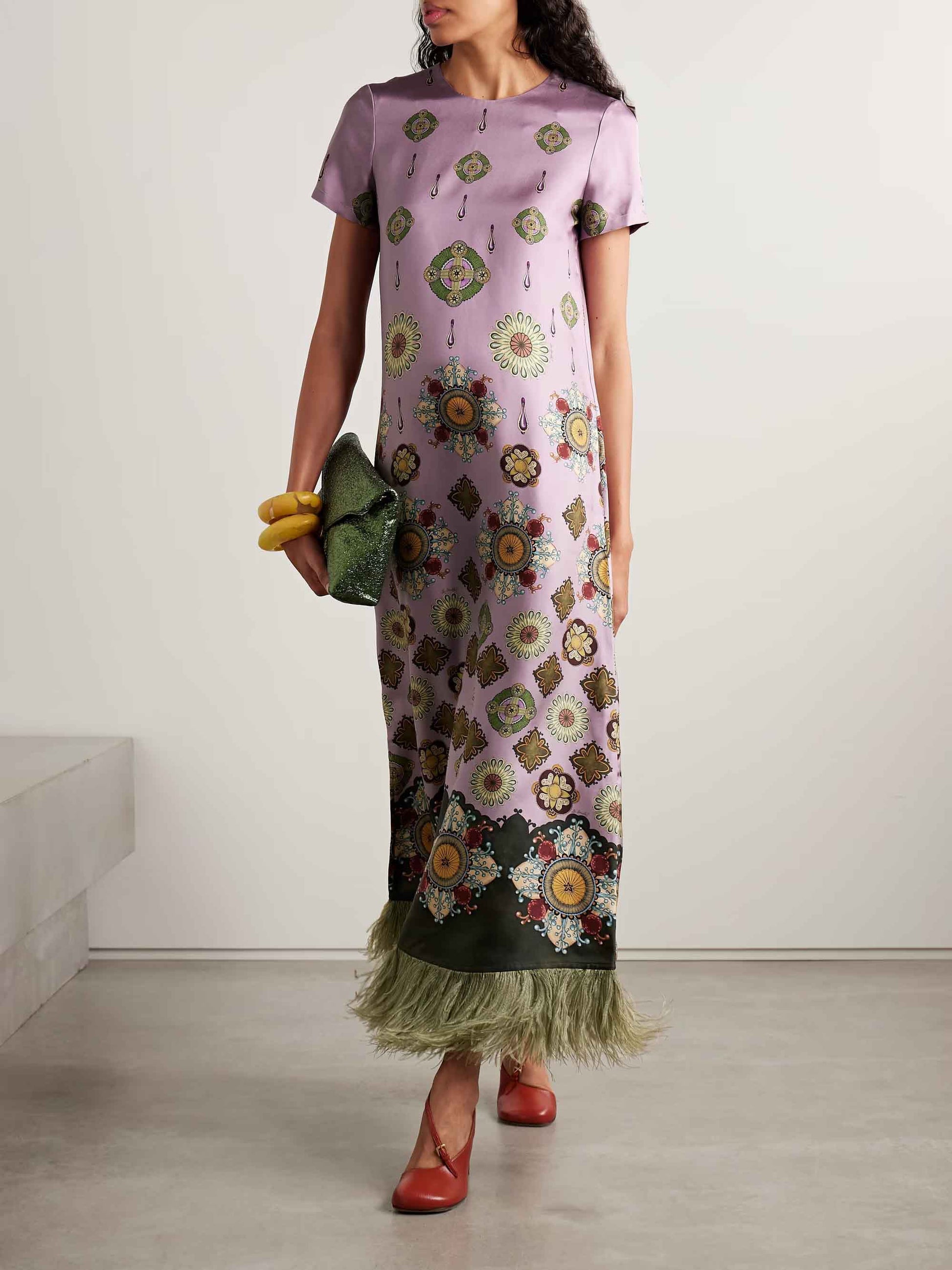 Robe longue unique à imprimé bohème et bordure en plumes