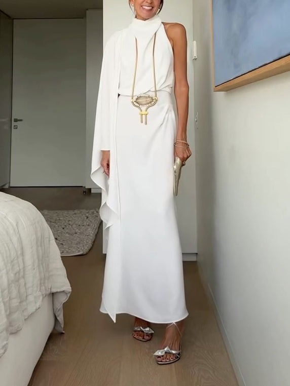 Robe longue en satin à manches cape élégamment drapée