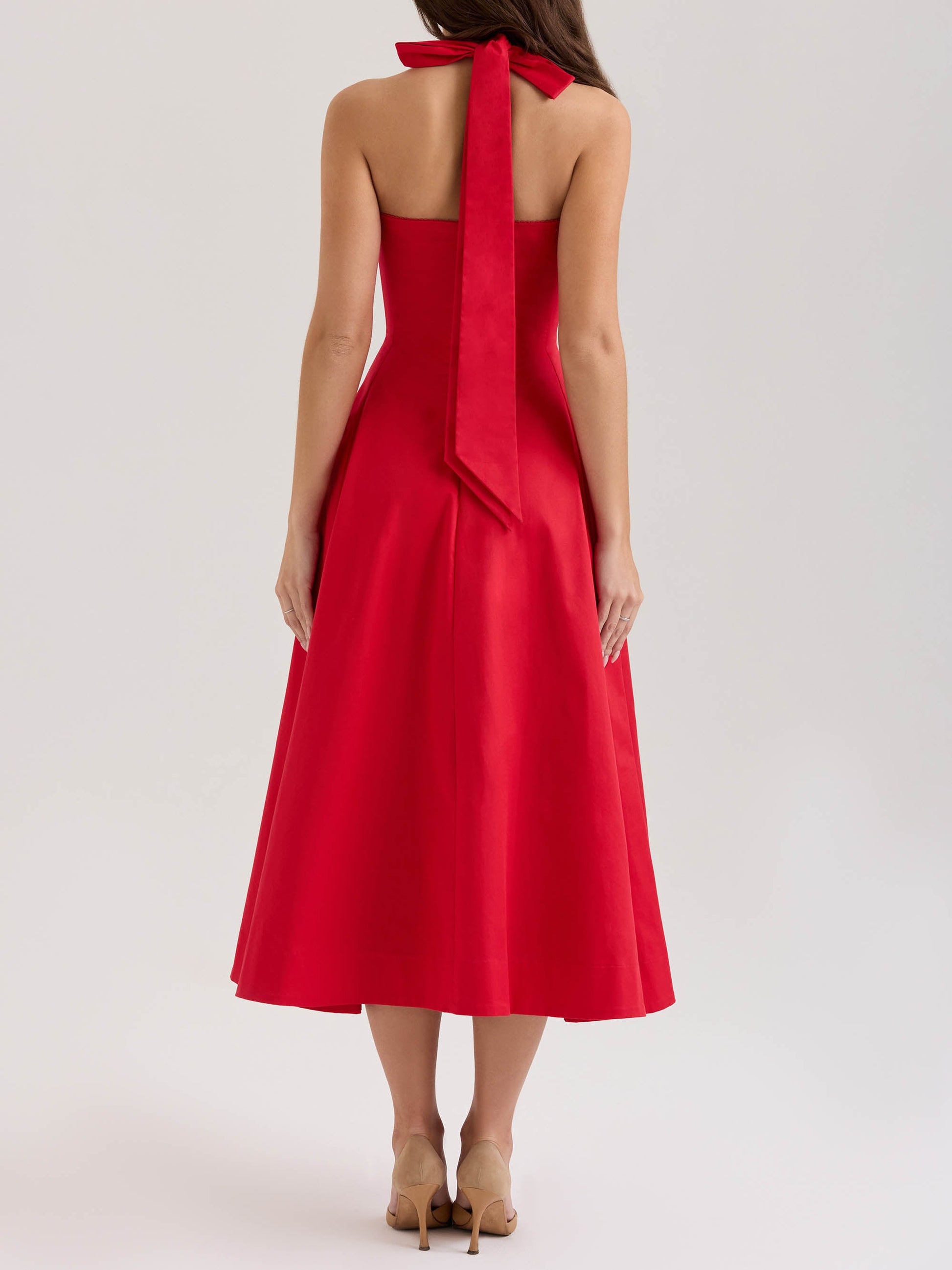 Robe mi-longue élégante à col carré et boutons plissés