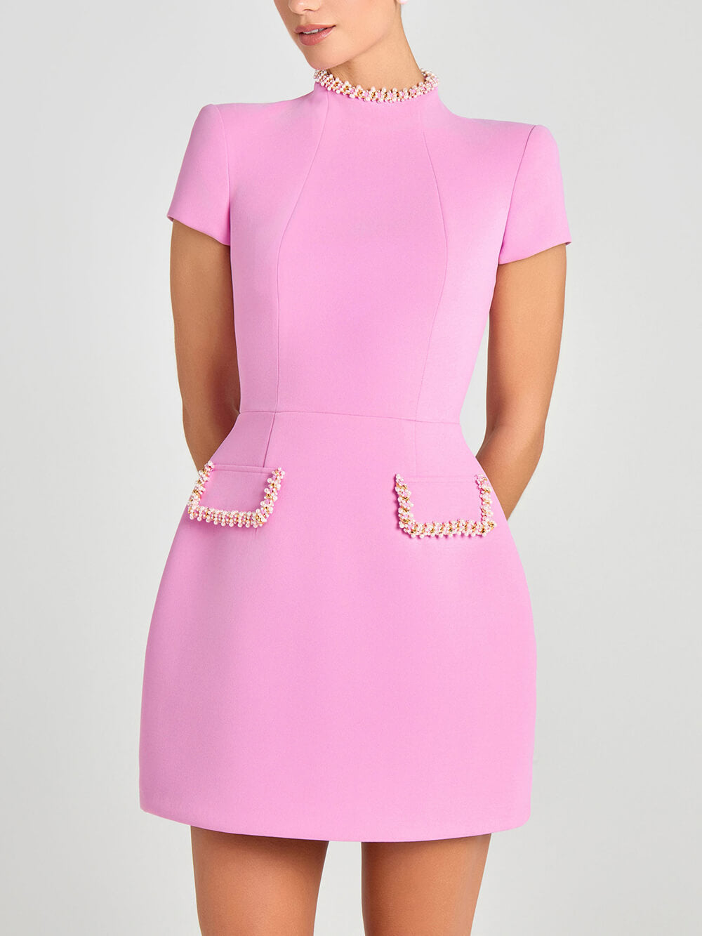 Elegantes und süß duftendes Minikleid mit kurzen Ärmeln und Taschen und Perlenbesatz