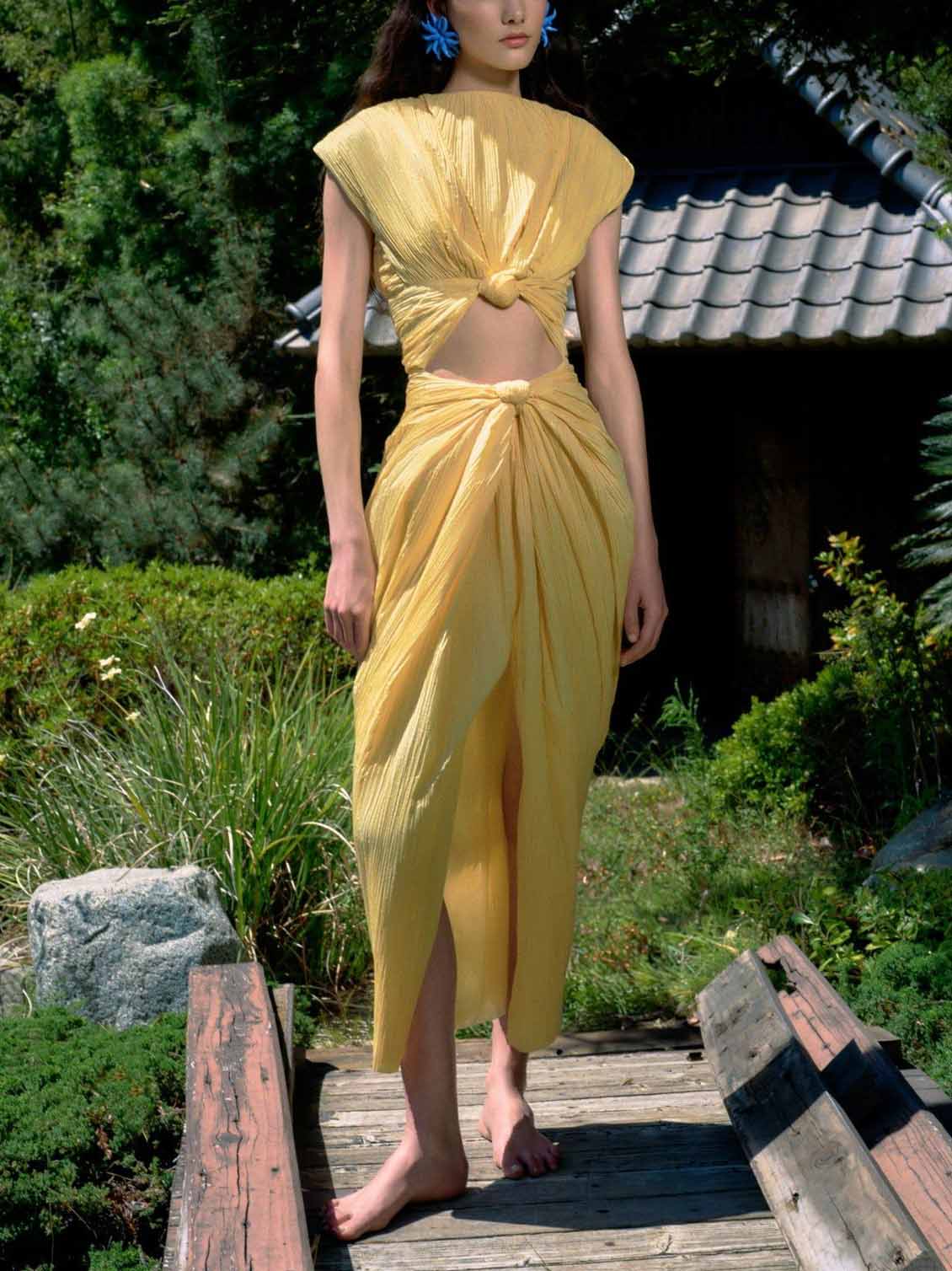 Elegantes plissiertes Maxikleid mit Cut-Outs und Schlitz