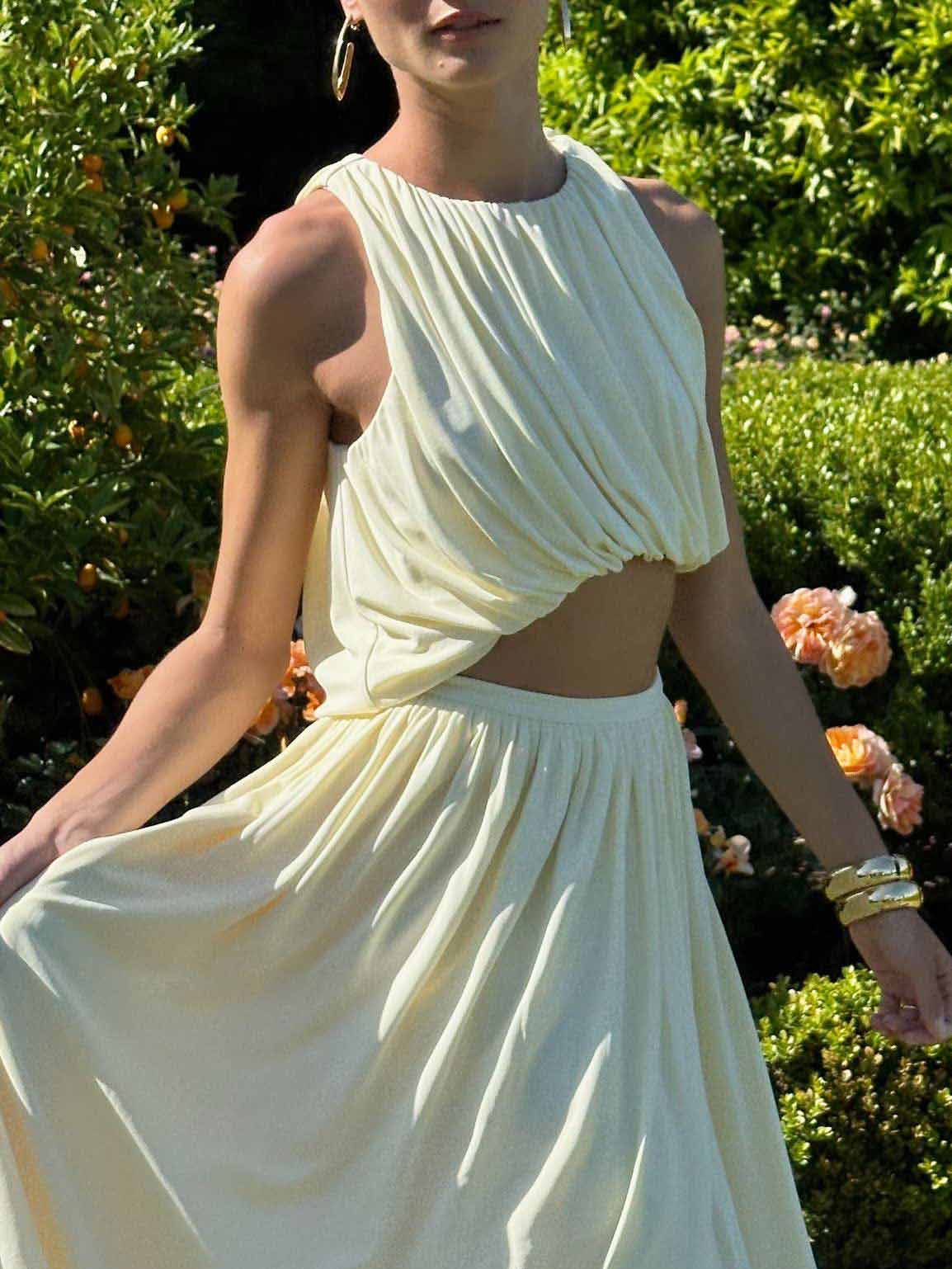 Ensemble deux pièces élégant haut court et jupe à ourlet asymétrique