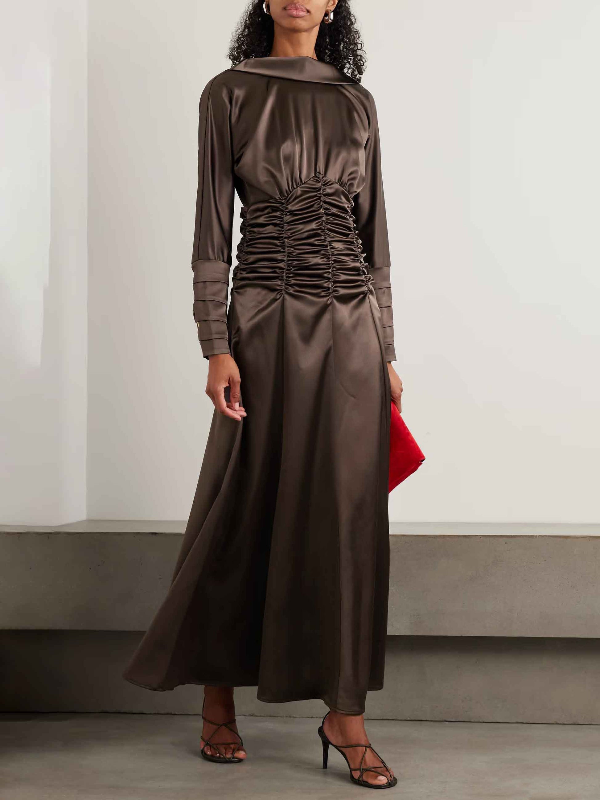 Robe longue élégante à dos nu et taille cintrée