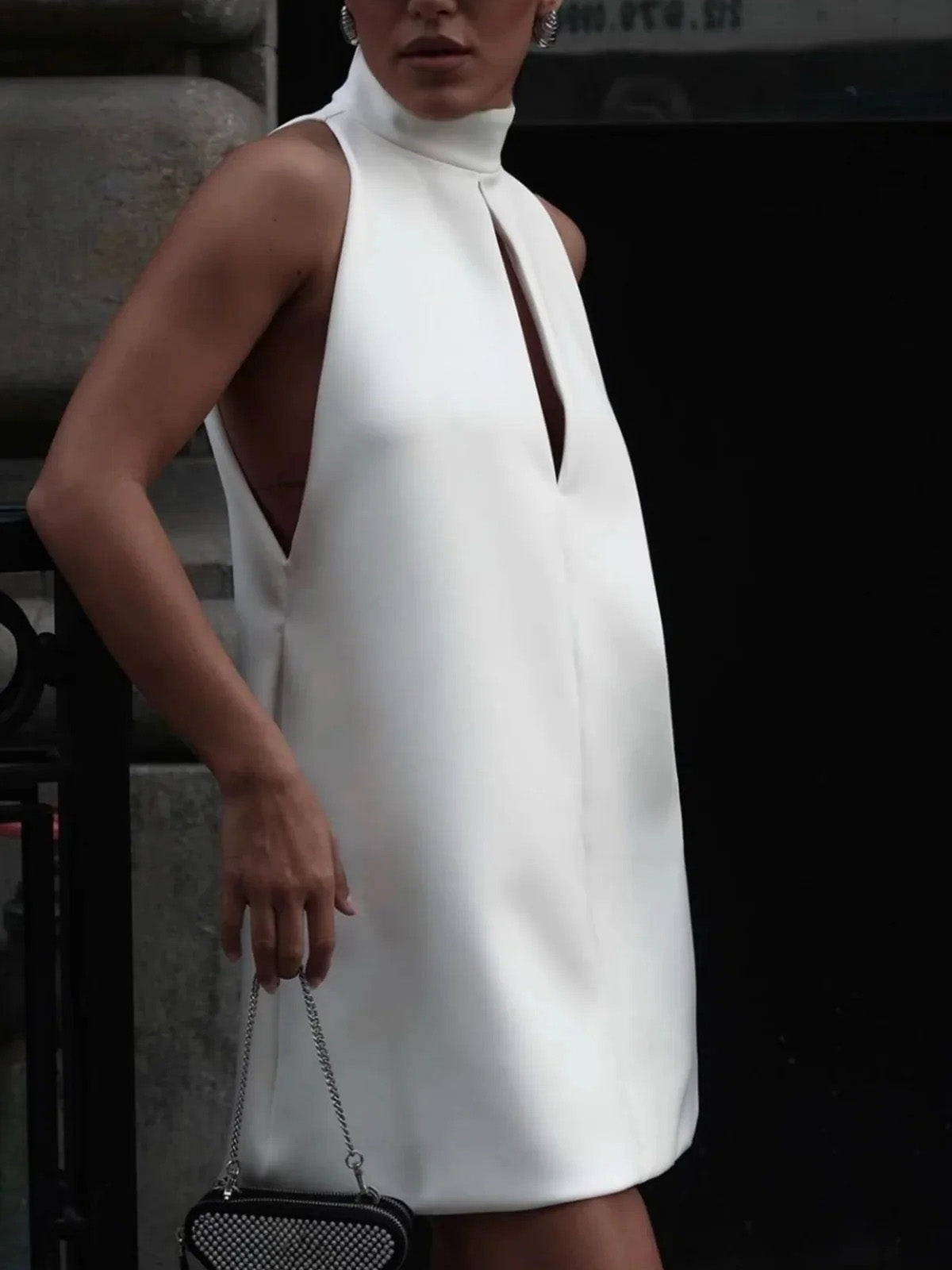 Elegantes Minikleid mit offener Vorderseite und Rückseite