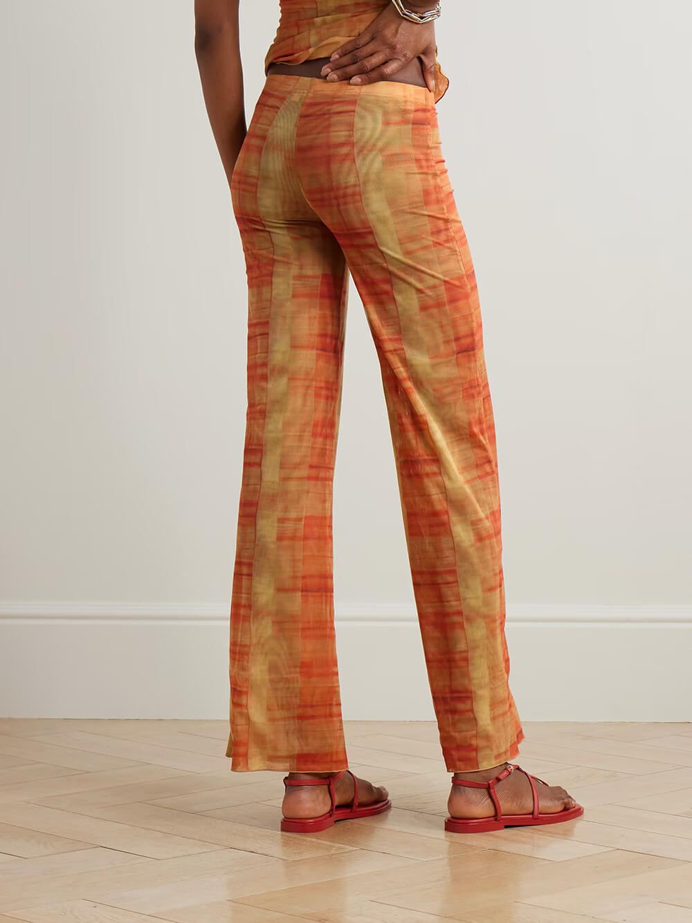 Einzigartige Hose aus Stretch-Mesh mit geradem Bein und Karomuster