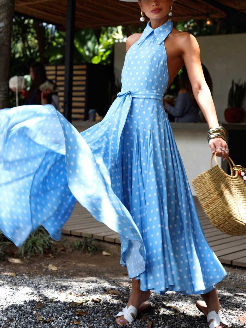 Elegantes, bauschiges Maxikleid mit offenem Rücken und Punktemuster
