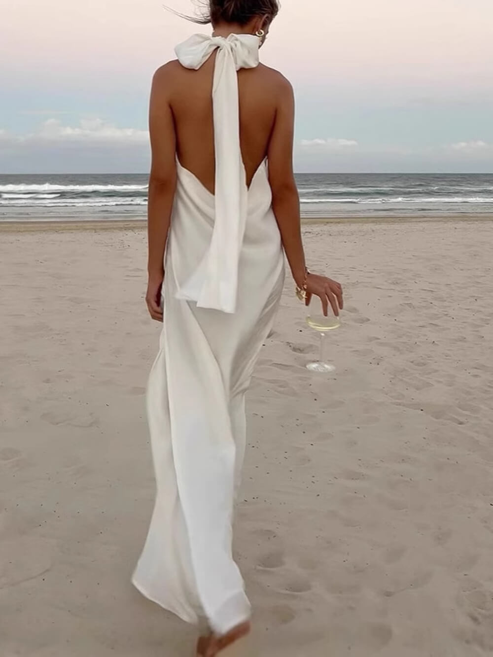 Retro-Maxikleid aus Satin mit Neckholder und Blumenmuster und rückenfreiem Bindeband