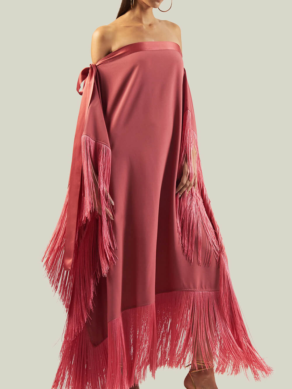 Elegantes schulterfreies Maxikleid aus Satin mit Fransenschleife