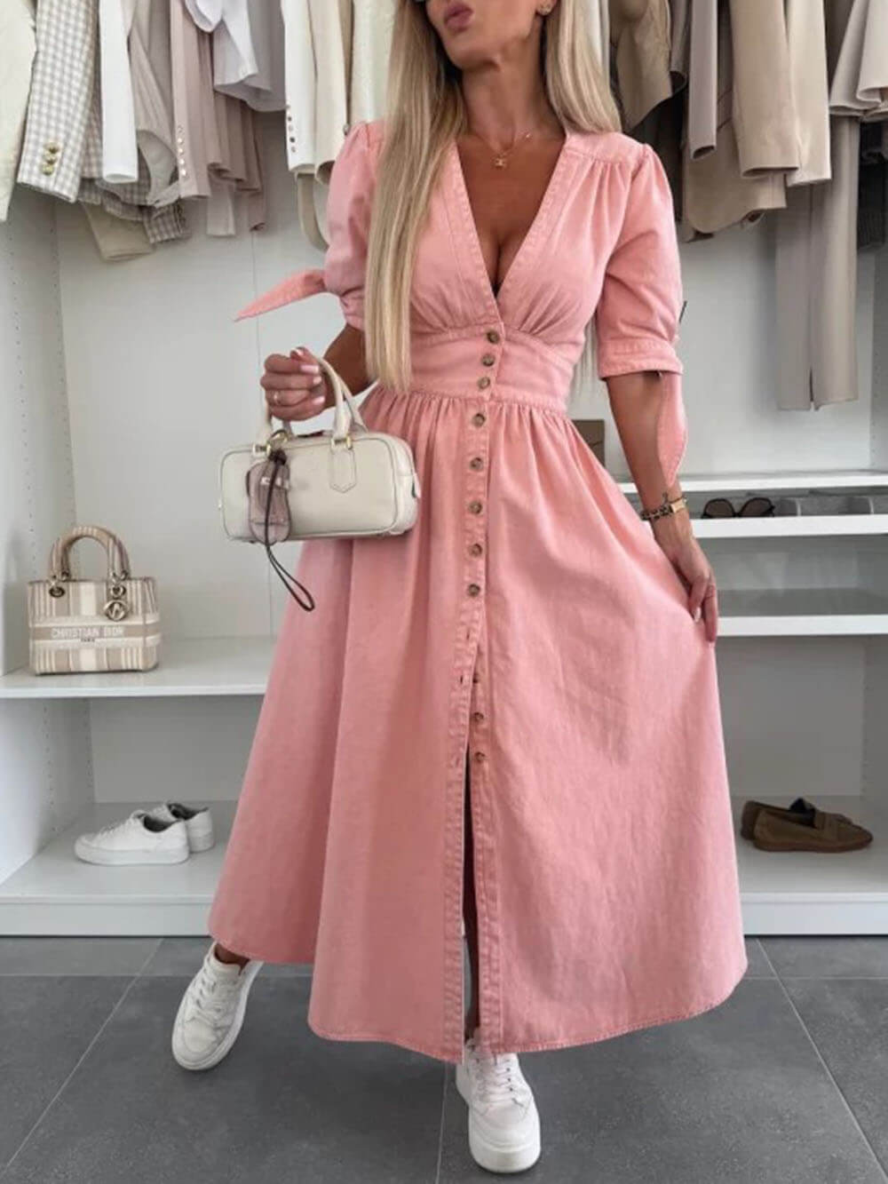 Unique Pleats – einfarbiges Midi-Jeanskleid mit V-Ausschnitt und Button-Down-Kragen