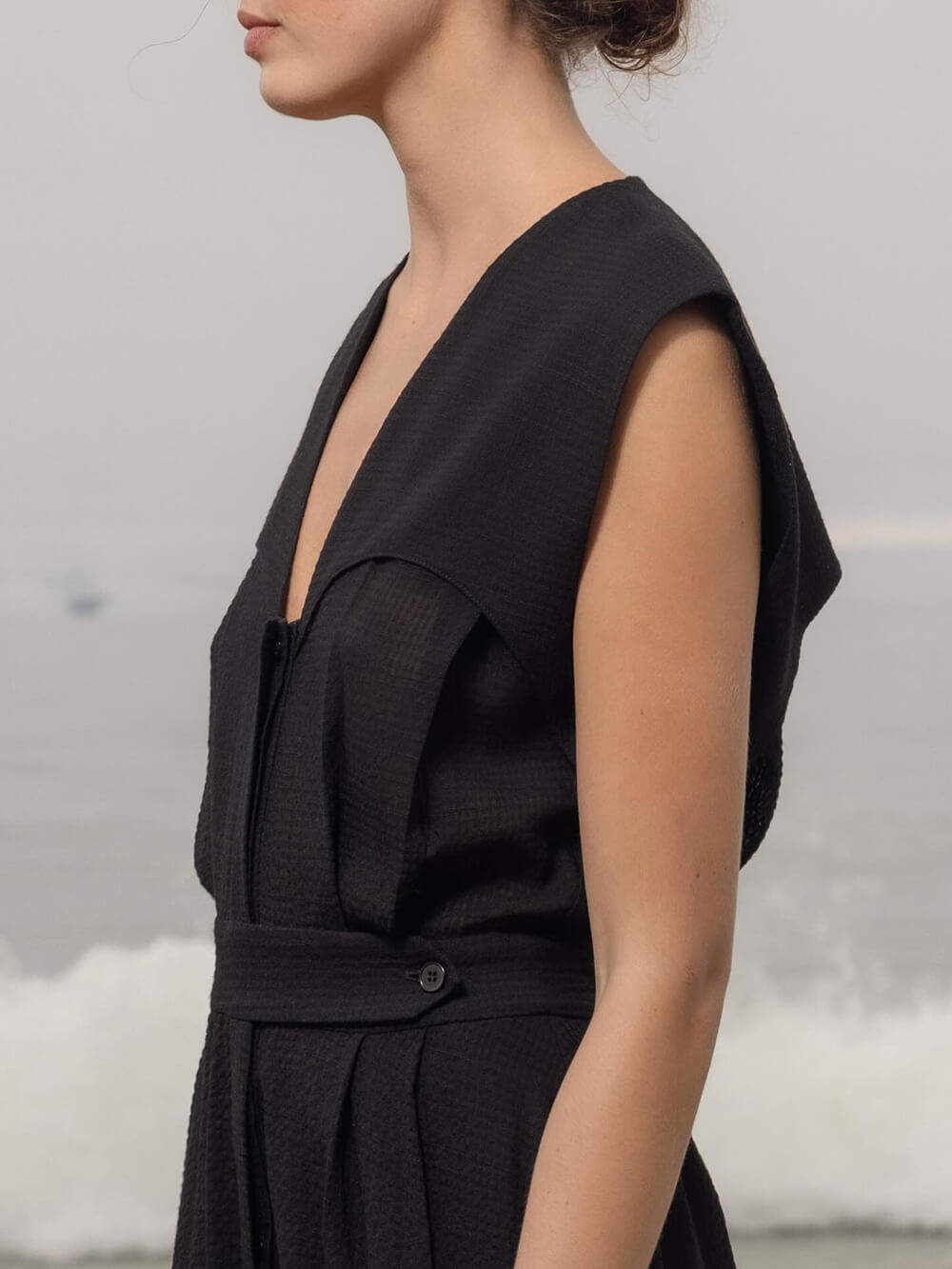 Robe midi élégante en lin à col en V et détails boutonnés
