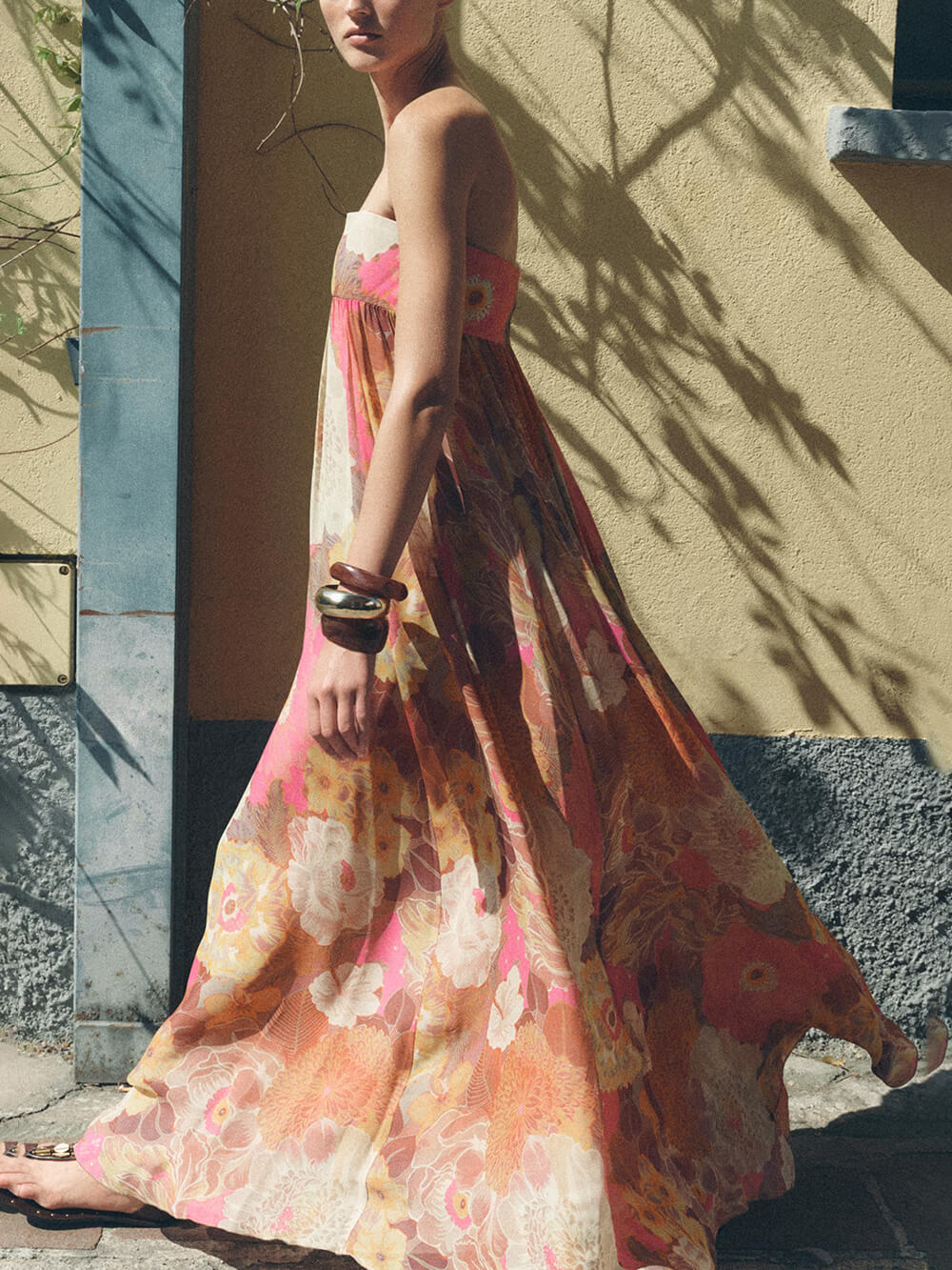 Schulterfreies Maxikleid in A-Linie mit ethnischem Blumendruck