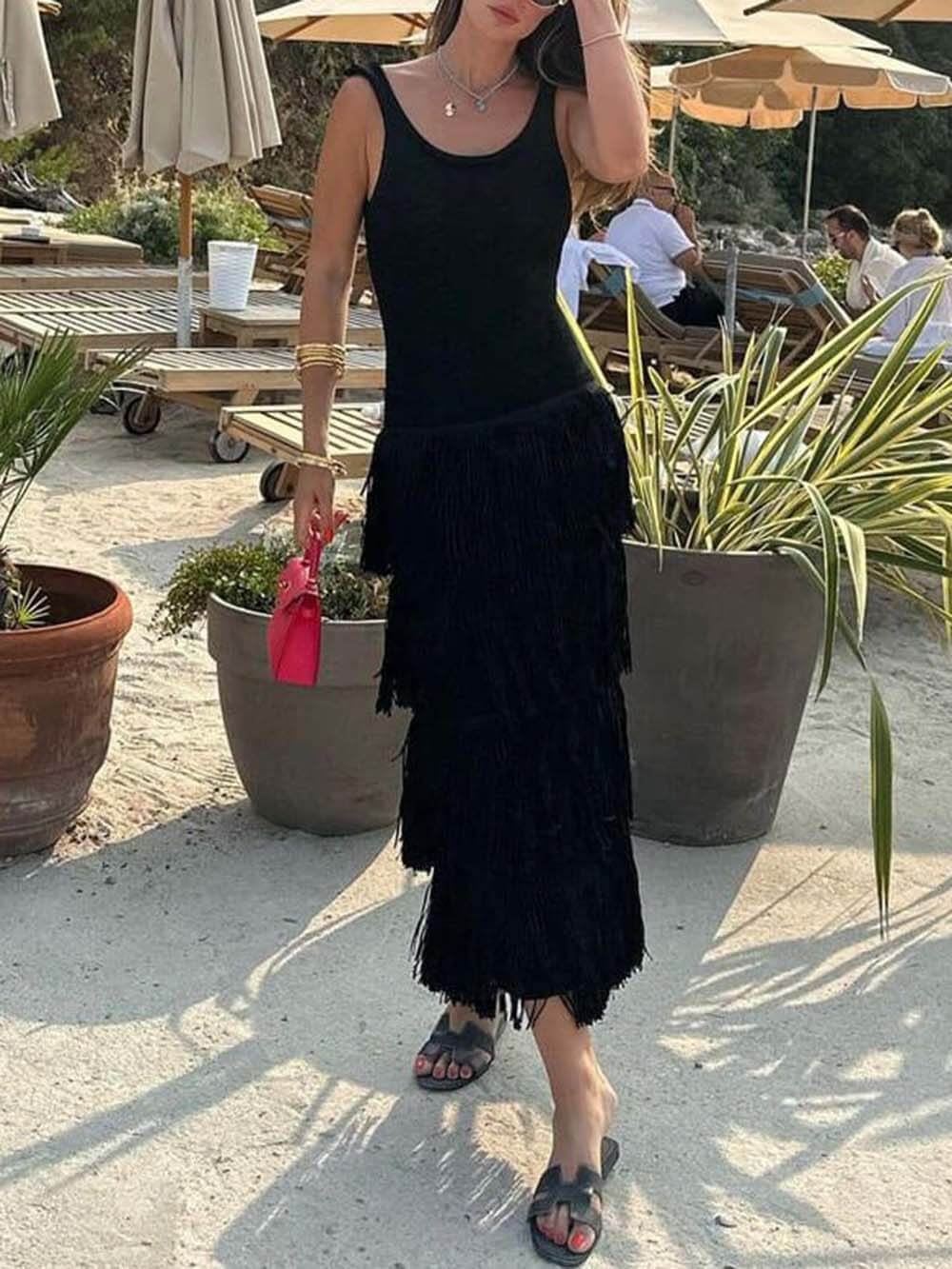 Elegantes, einfarbiges, ärmelloses, schmal geschnittenes Maxi-Strickkleid mit Fransensaum