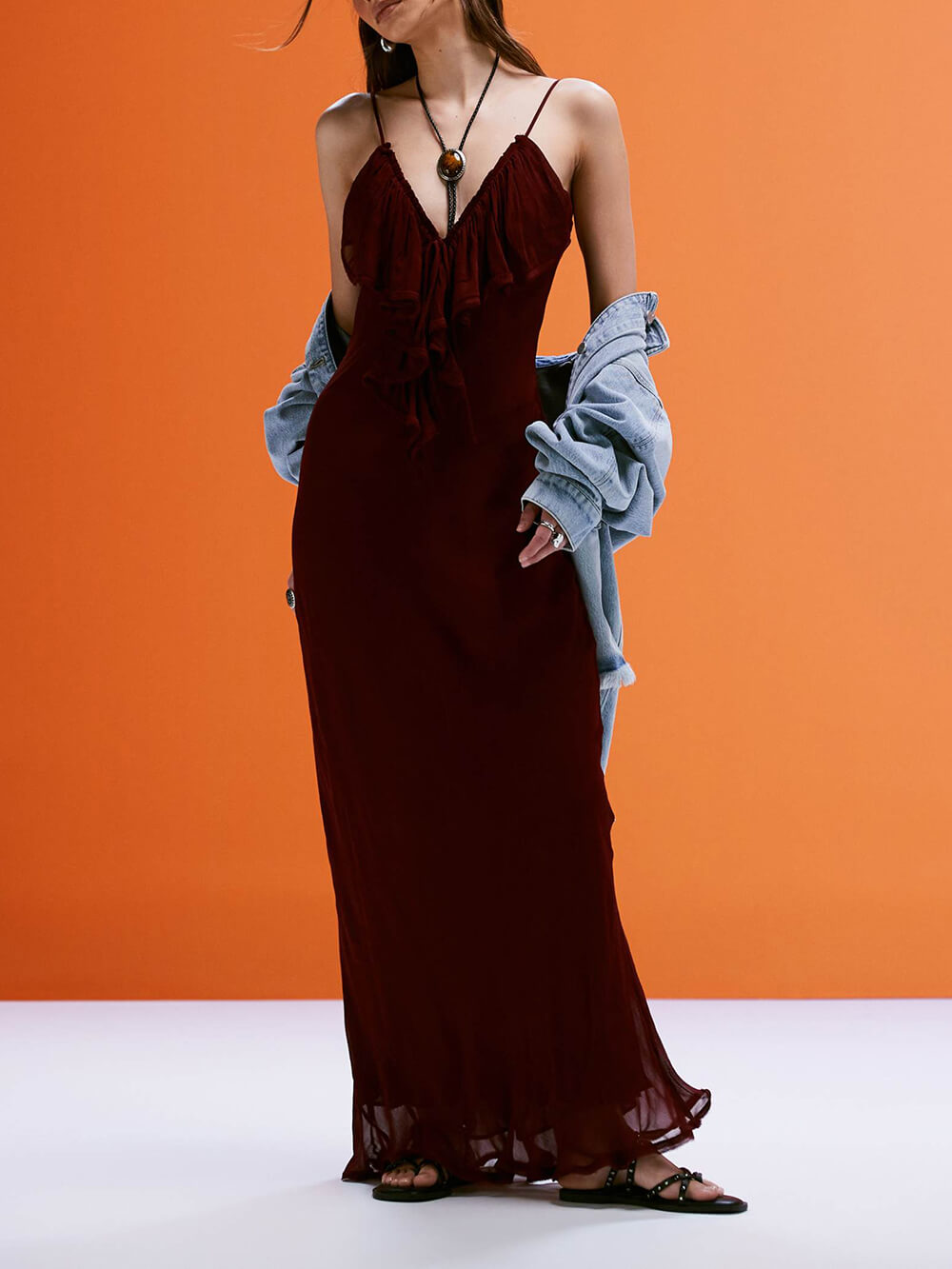 Robe longue à volants sur le devant exquise de Mango