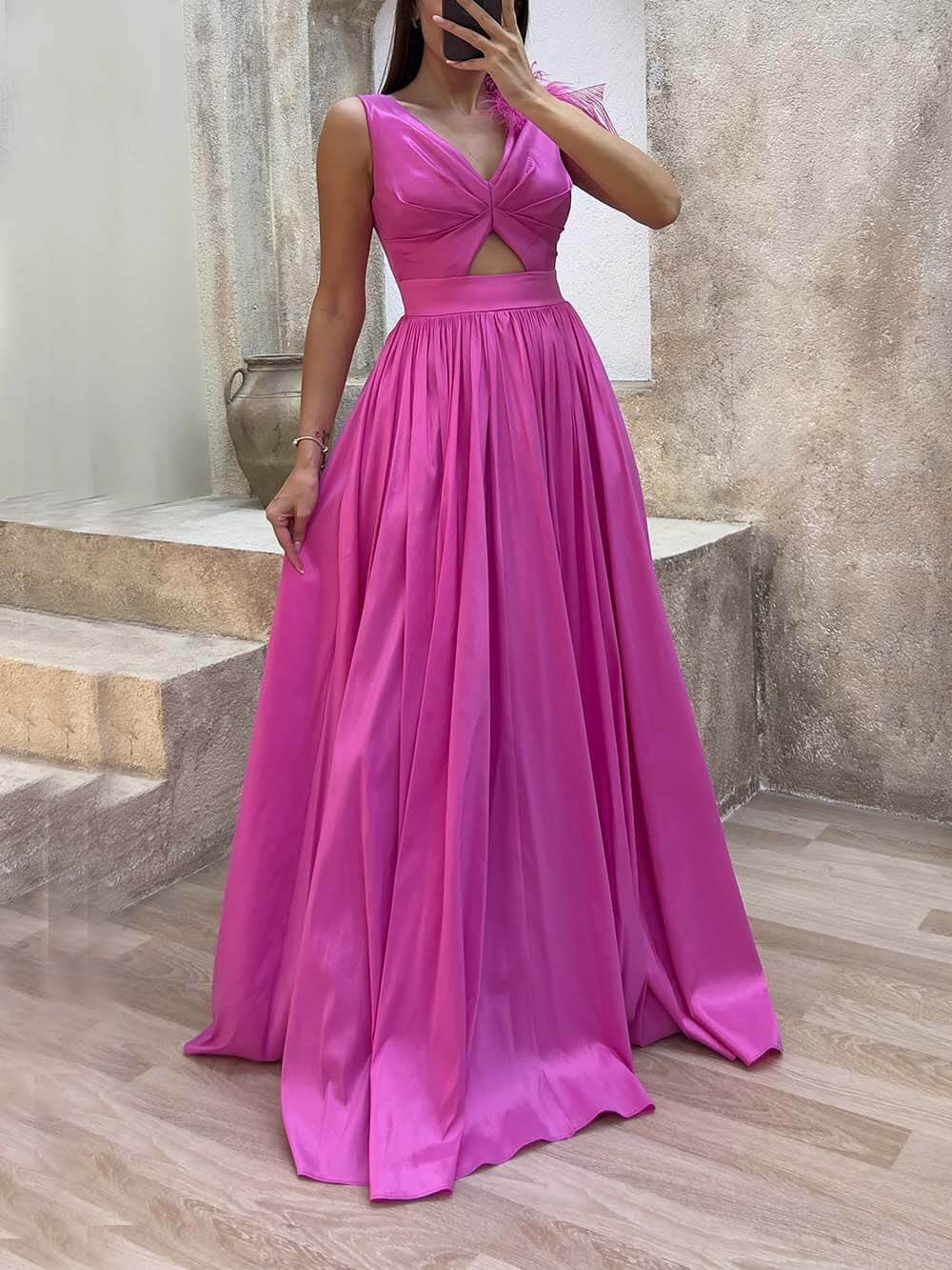 Exquisites, modisches Abendkleid mit Federn und Taillendetail