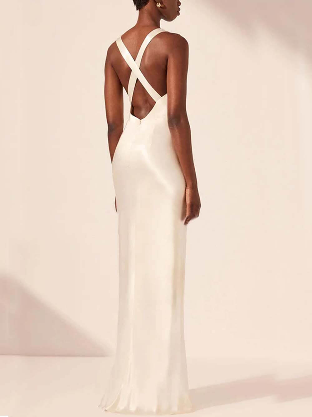 Robe longue élégante et moderne en satin avec col en V et bordure en dentelle croisée dans le dos