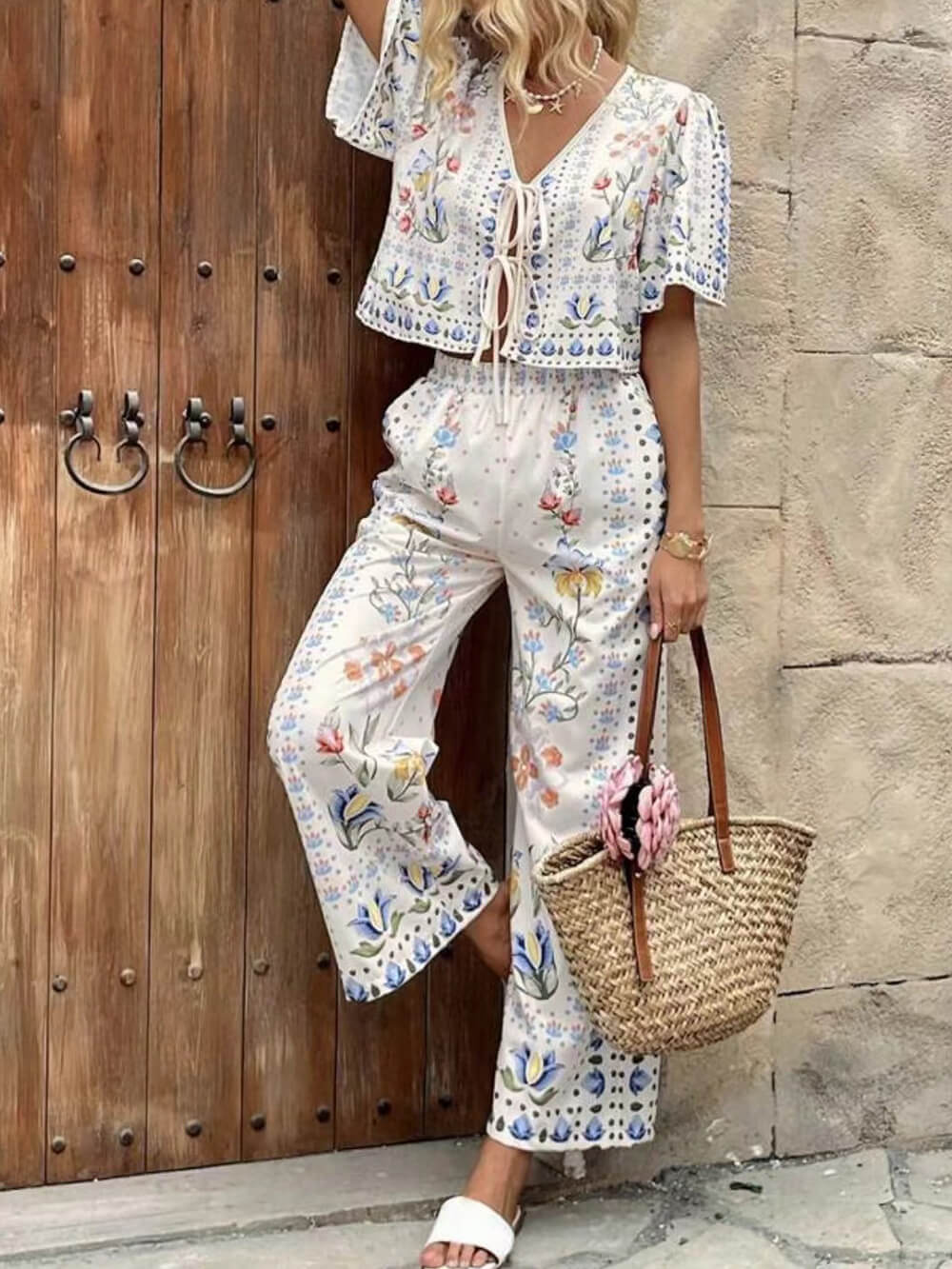Einzigartiges Set aus Oberteil mit Blumenmuster und Bindeband vorn und hoch taillierter Hose mit geradem Bein