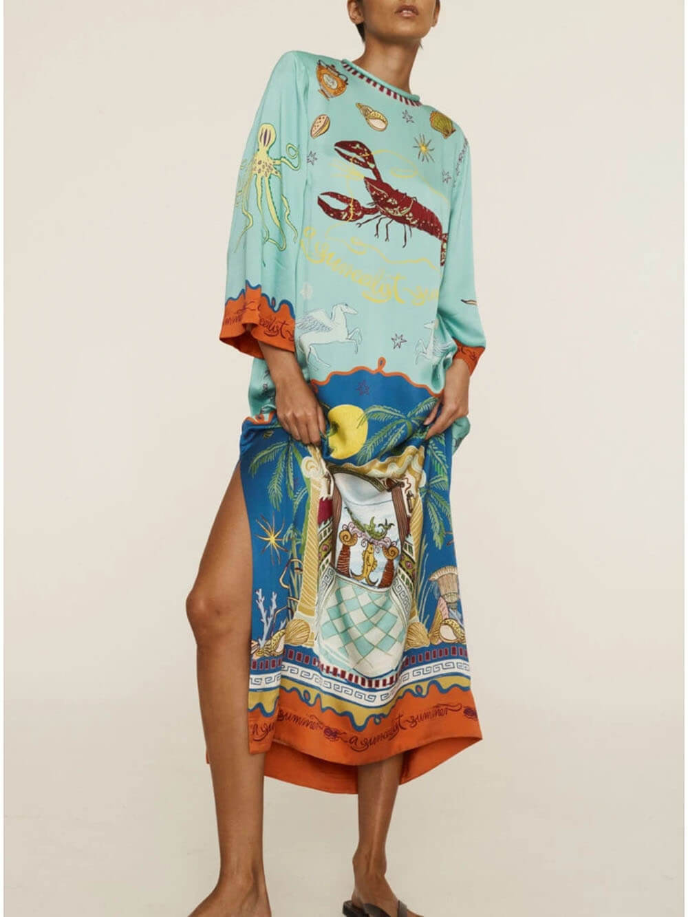 Robe longue fendue à manches longues et taille nouée en satin à imprimé unique