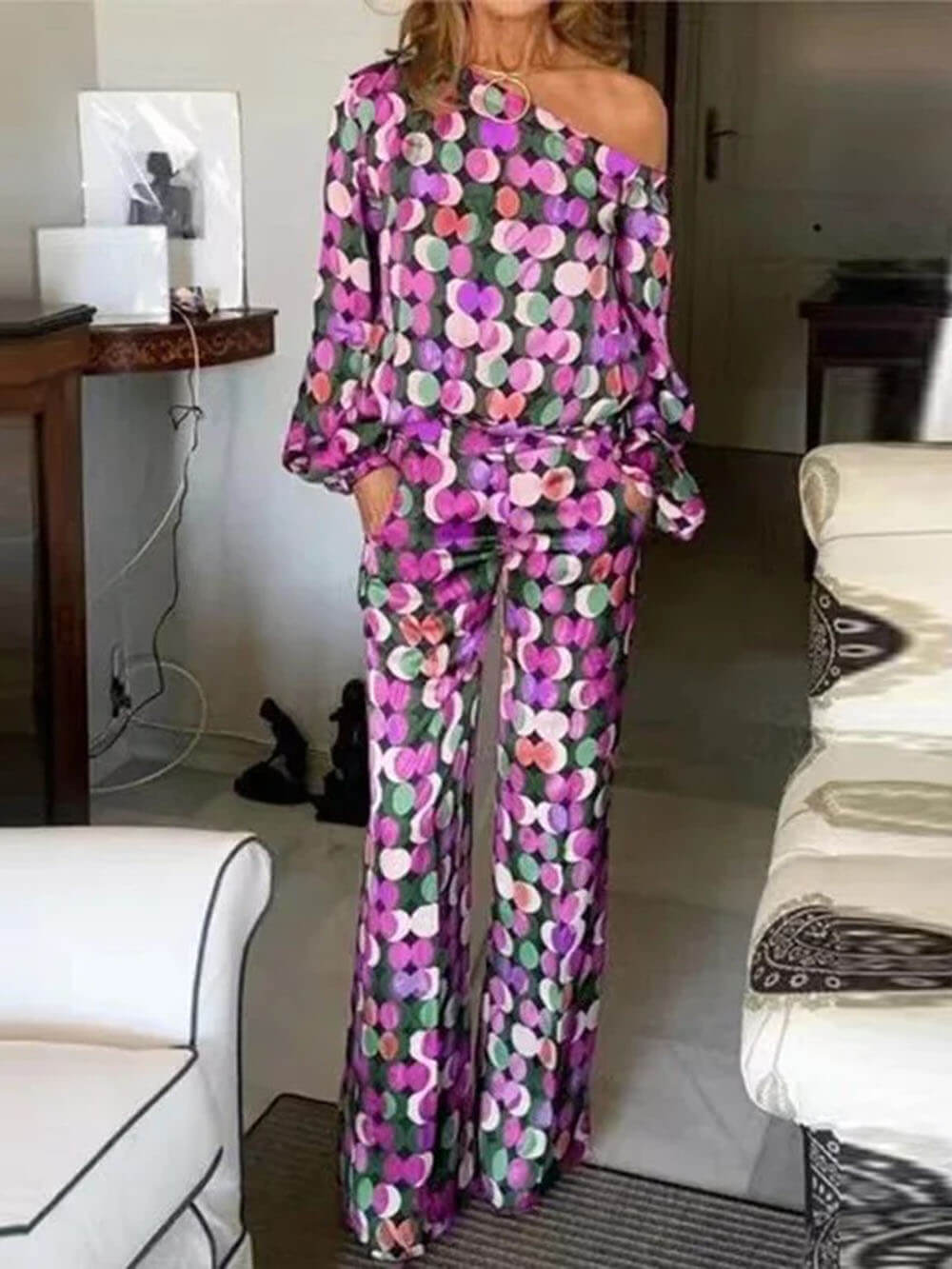 Ensemble élégant et unique, haut à épaules dénudées et imprimé à gros pois, poches élastiques, pantalon droit