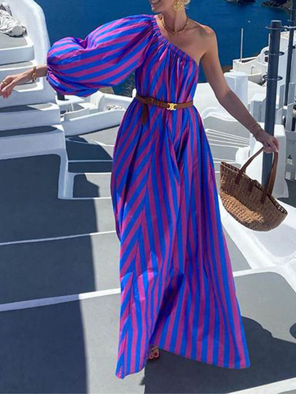 Robe longue de vacances à rayures et épaules dénudées