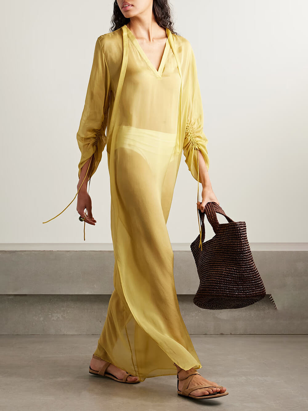 Robe longue décontractée en satin à col en V et poignets plissés