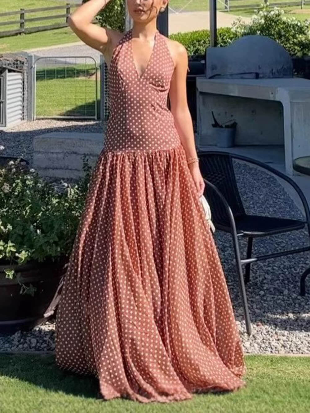 Robe longue chic à pois, col en V, dos nu et lien à nouer