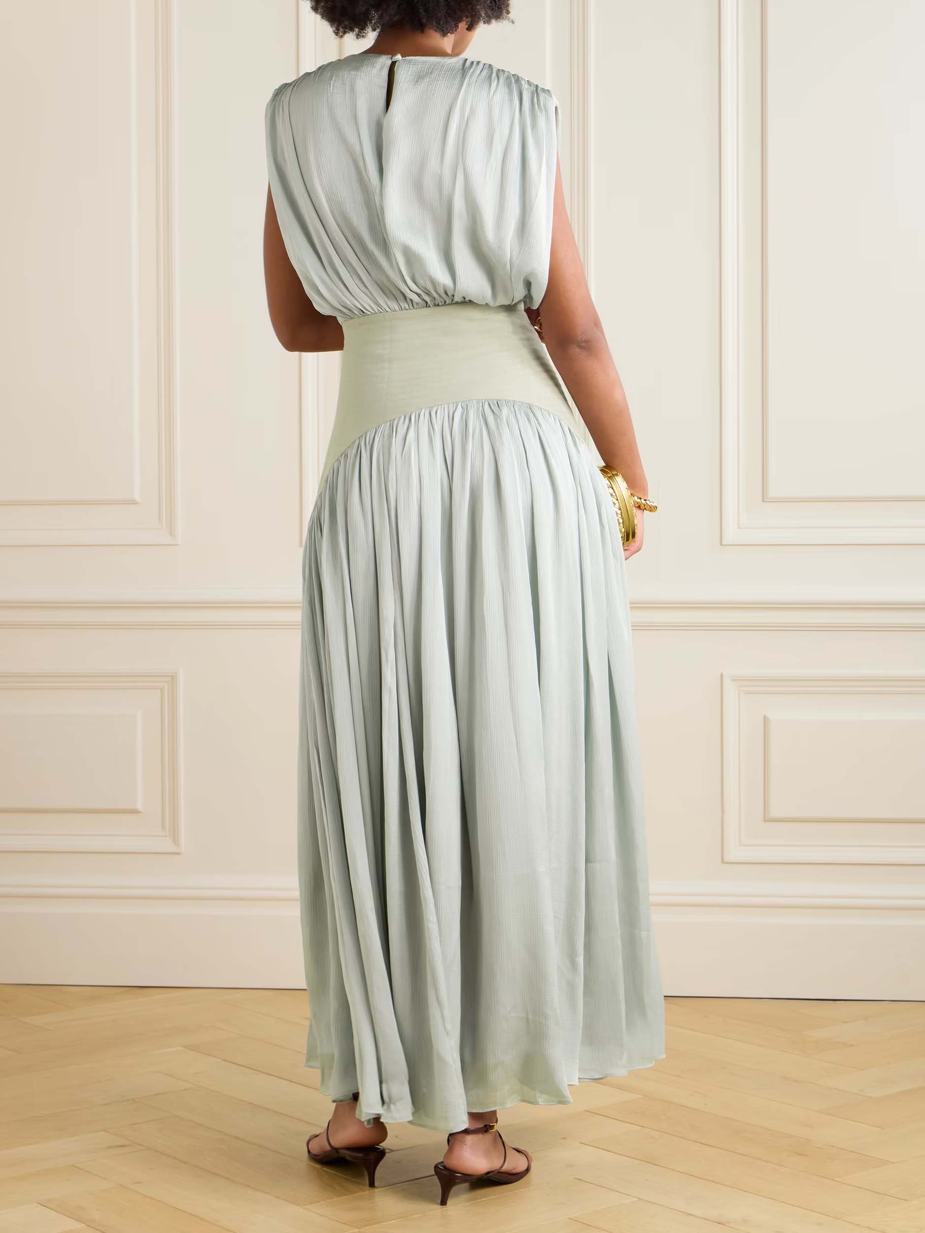 Elegantes, plissiertes, ärmelloses Maxikleid mit breitem Gürtel