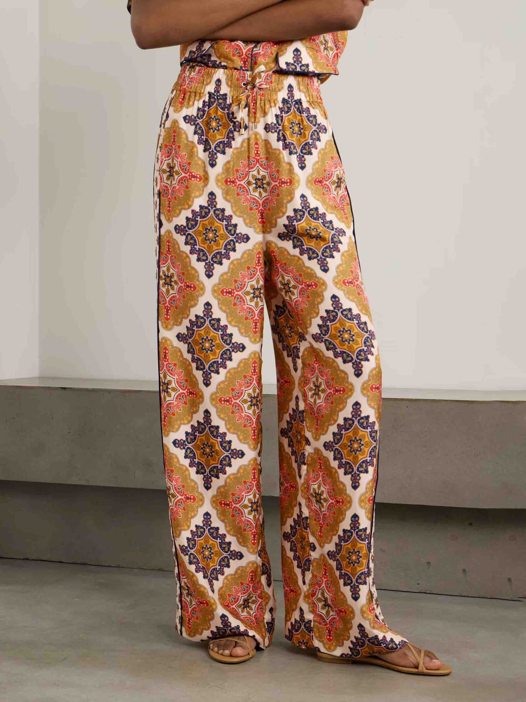 Retro-Boho-Satinhose mit weitem Bein und Print