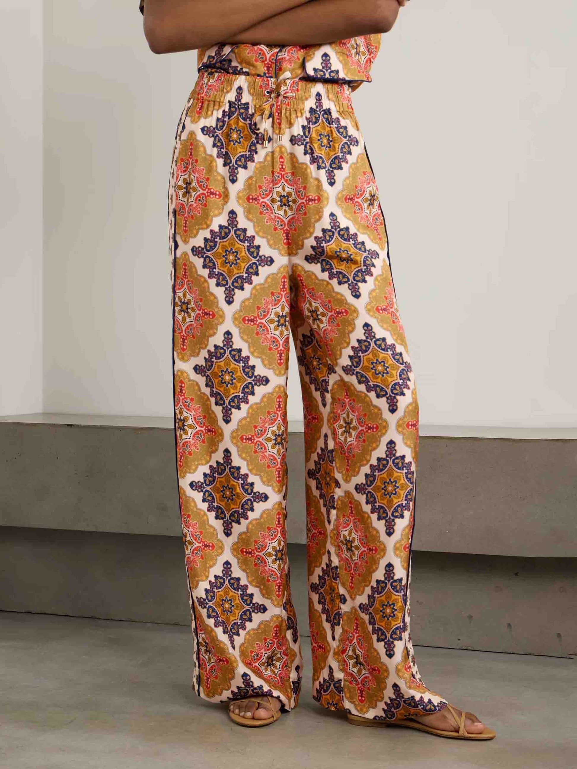 Retro-Boho-Satinhose mit weitem Bein und Print