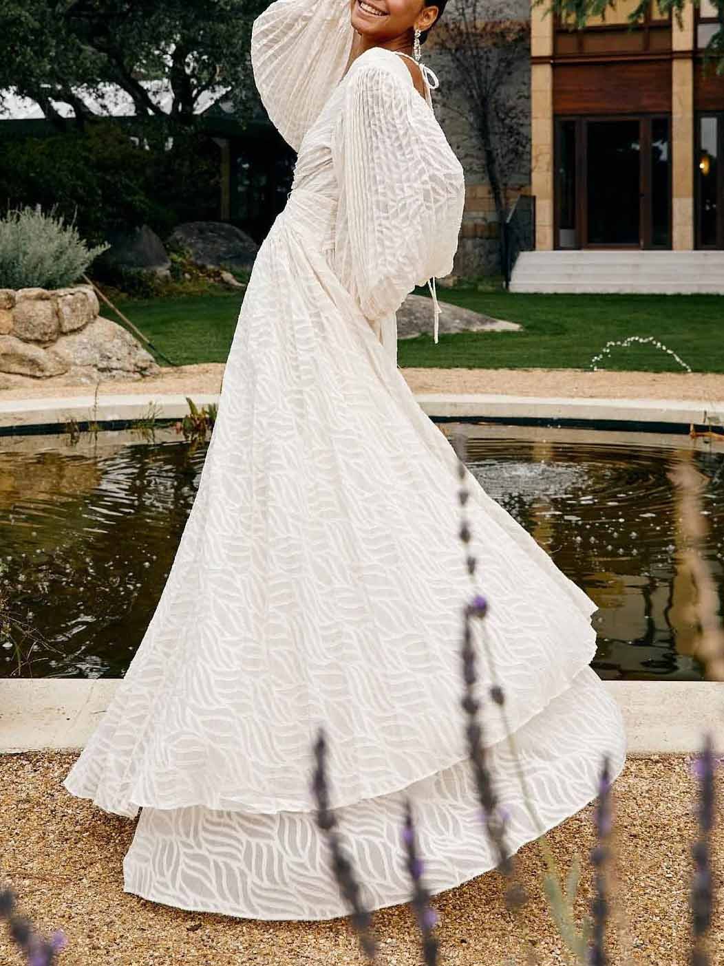 Elegantes, plissiertes Maxikleid mit langen Ärmeln und V-Ausschnitt