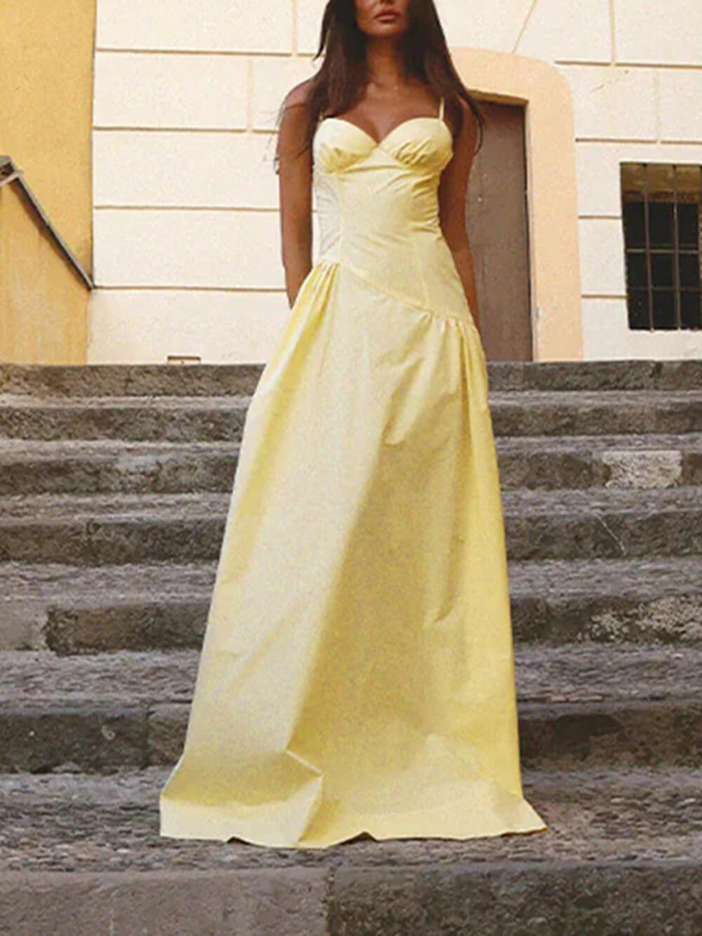 Sommerliches, figurbetontes Maxikleid mit Spaghettiträgern in A-Linie