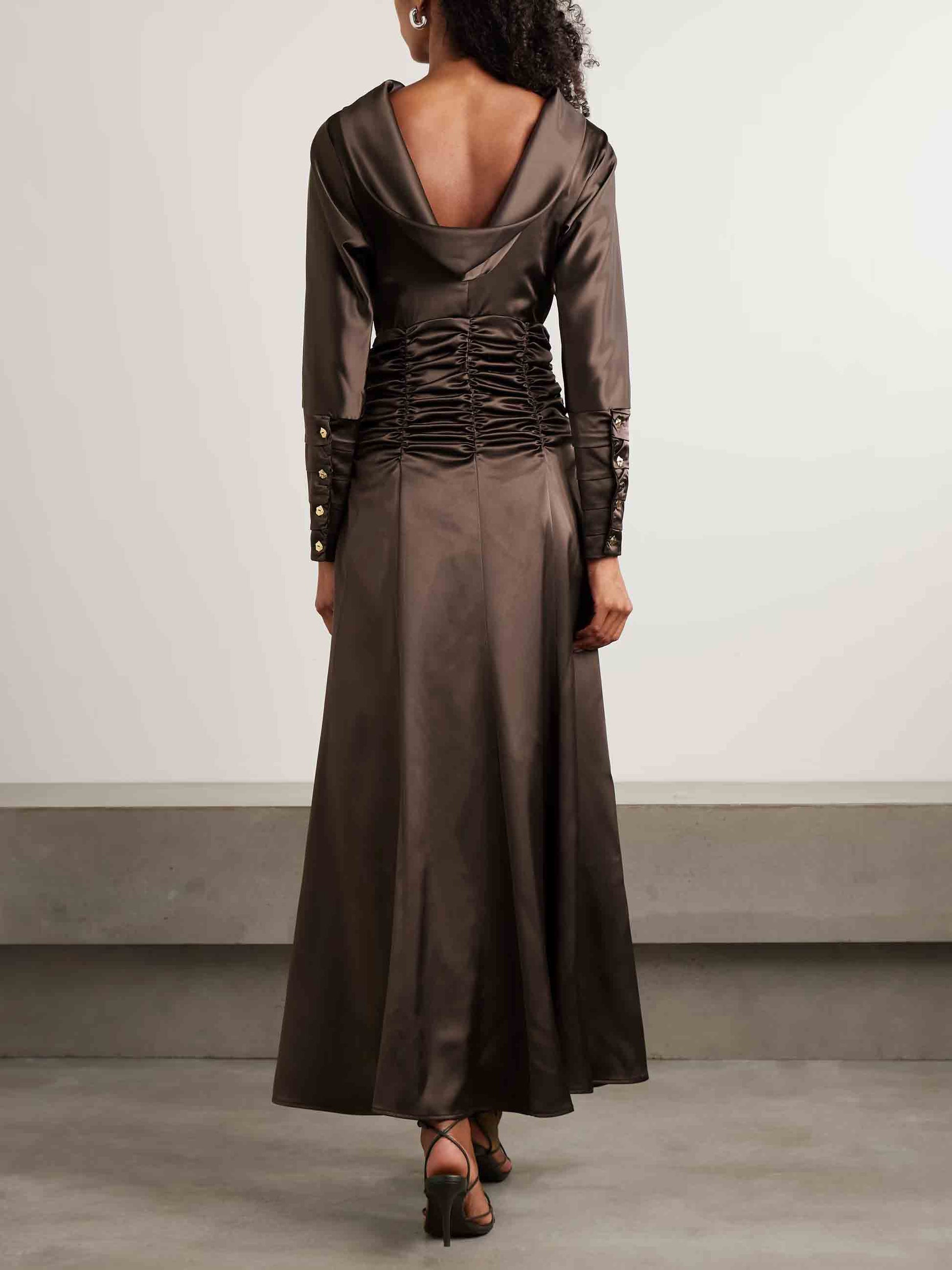 Robe longue élégante à dos nu et taille cintrée