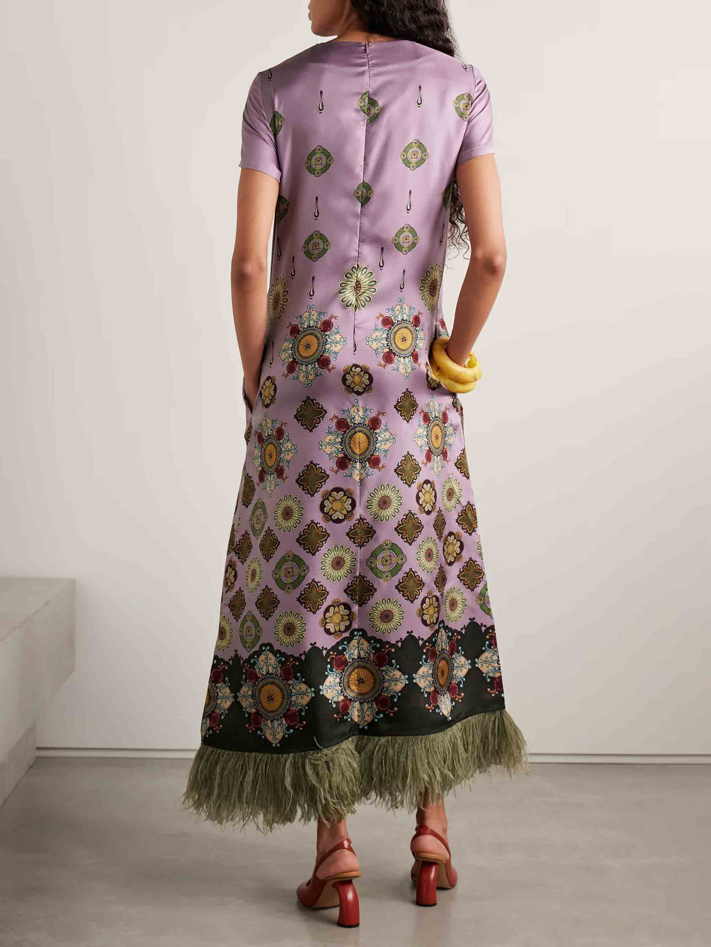 Robe longue unique à imprimé bohème et bordure en plumes