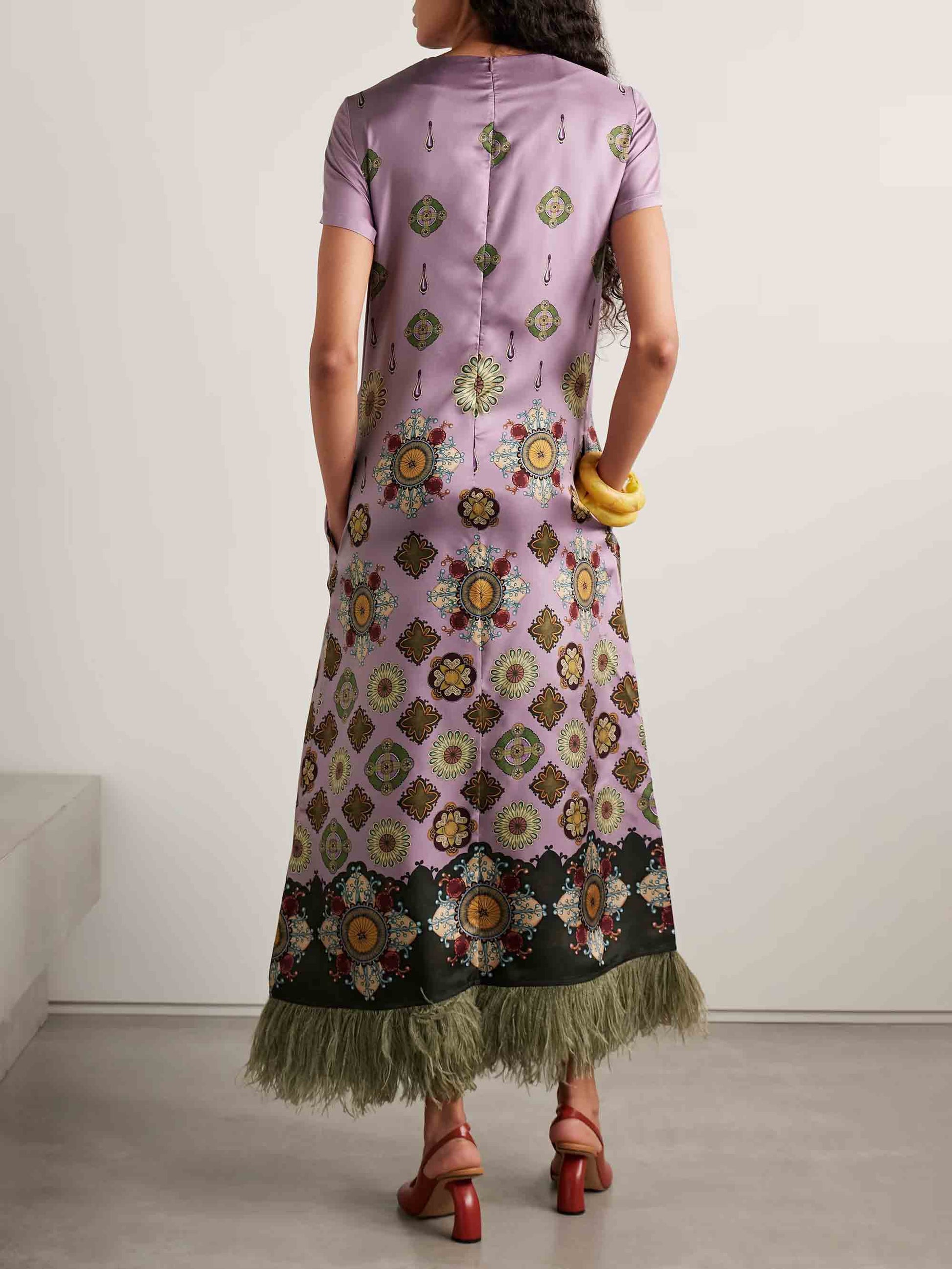 Robe longue unique à imprimé bohème et bordure en plumes
