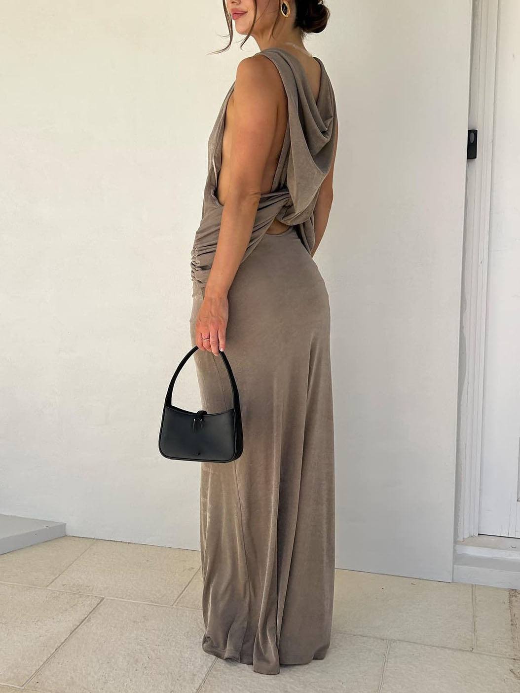 Robe longue plissée unique à dos drapé