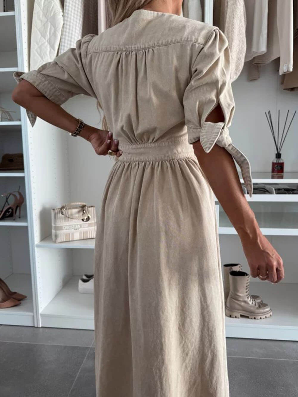 Unique Pleats – einfarbiges Midi-Jeanskleid mit V-Ausschnitt und Button-Down-Kragen