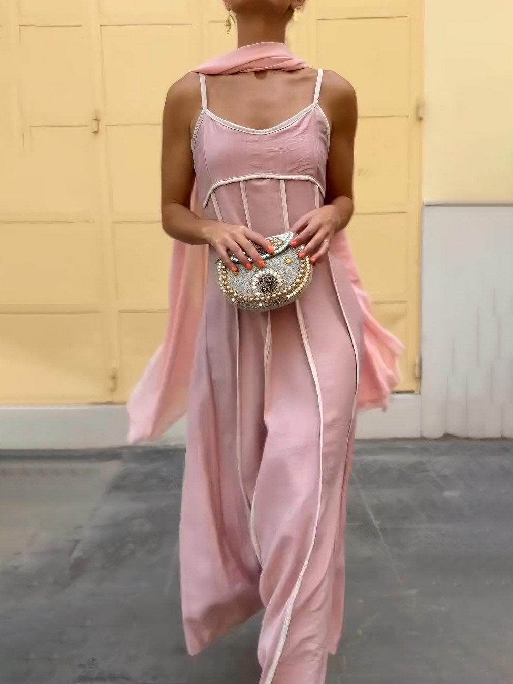 Elegantes drapiertes Maxikleid mit Spaghettiträgern und Schal