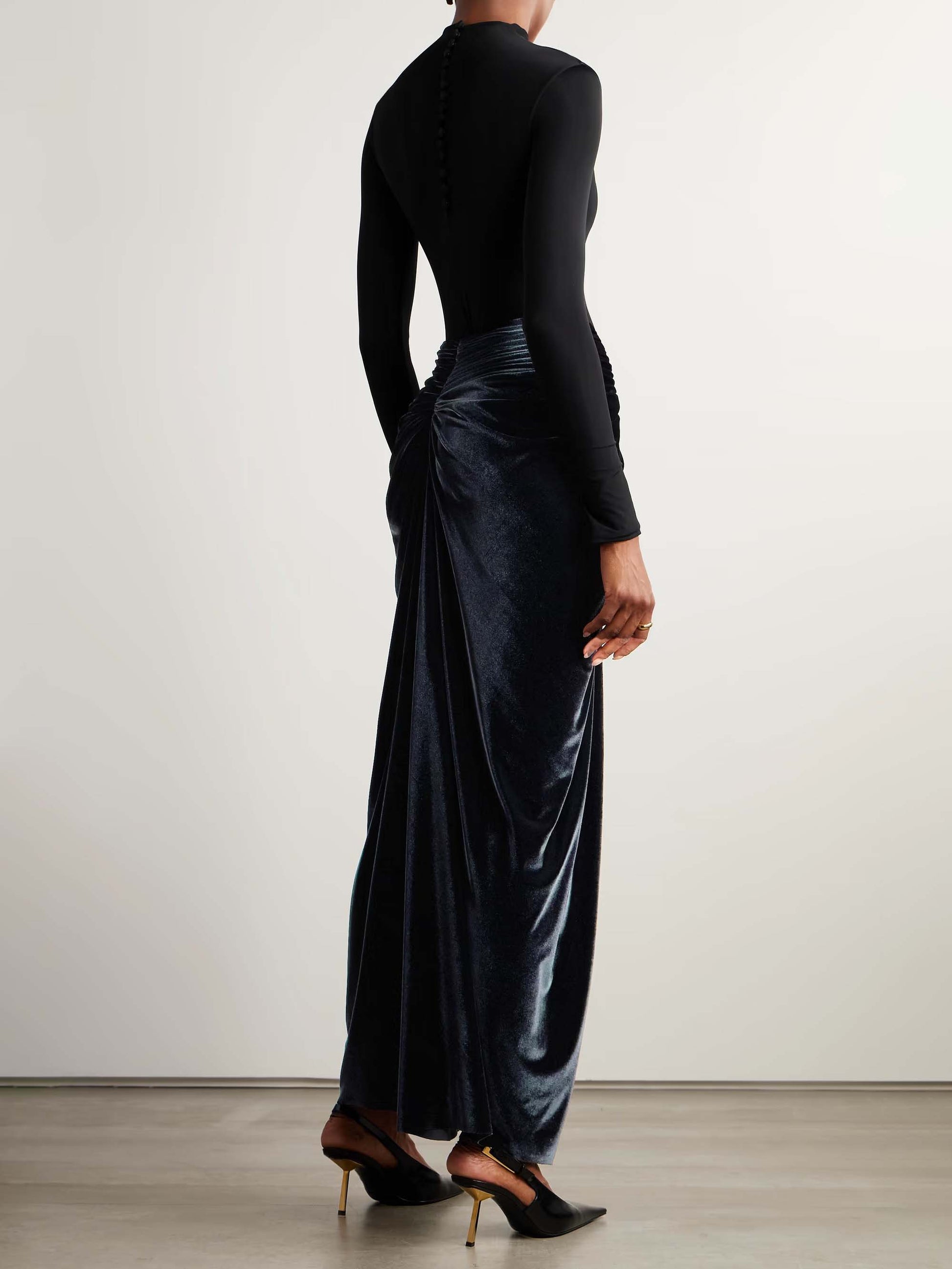 Elegantes langärmliges Maxikleid aus Samt mit Plissee